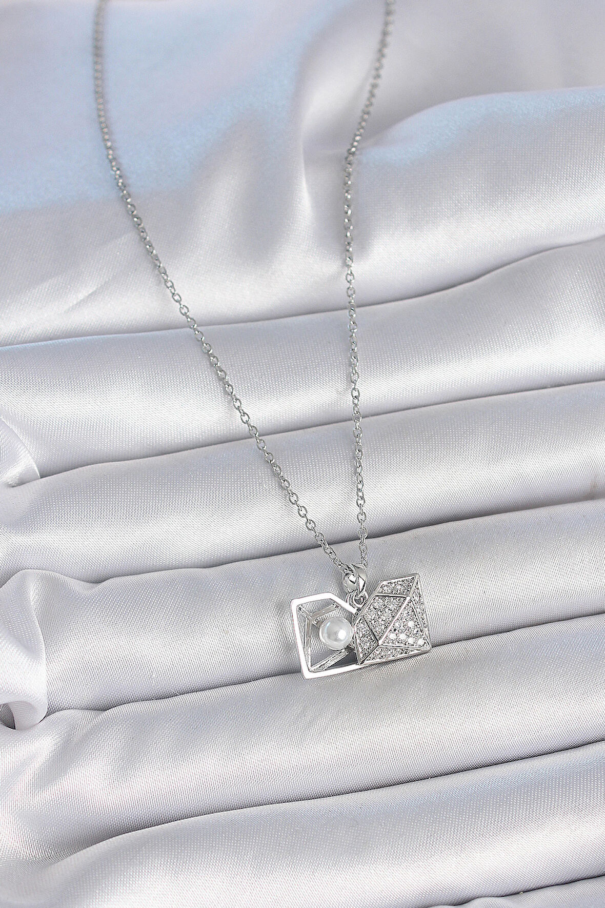 Zarif Kadın için Silver Çelik Zincir Zirkonlu İncili Açılır Elmas Kolye