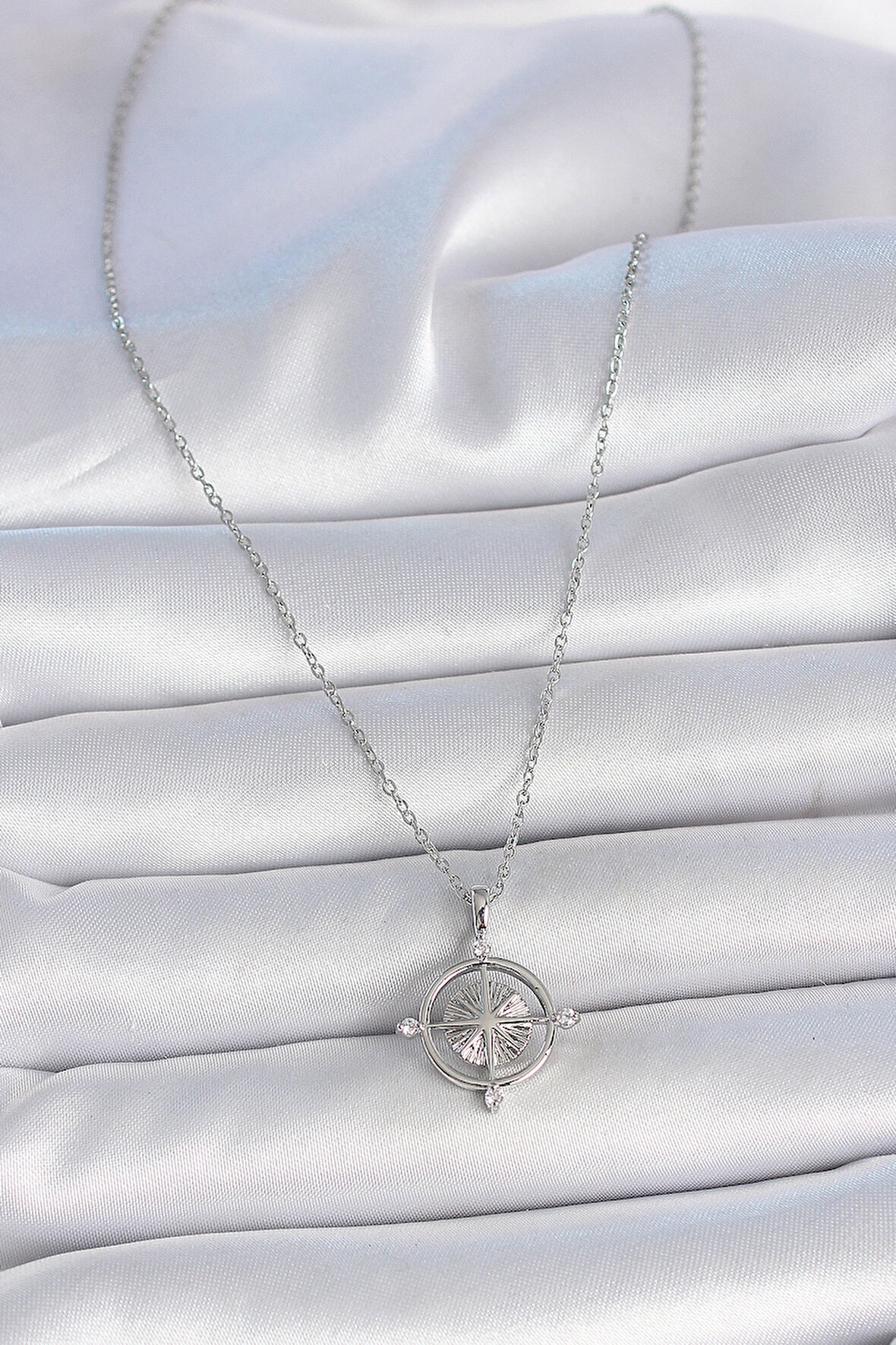 Zarif Kadın için Silver Çelik Zincir Zirkonlu Pusula Kolye