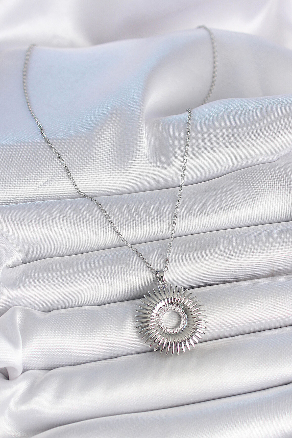 Zarif Kadın için Silver Çelik Zincir Zirkonlu Nova Yıldız Kolye