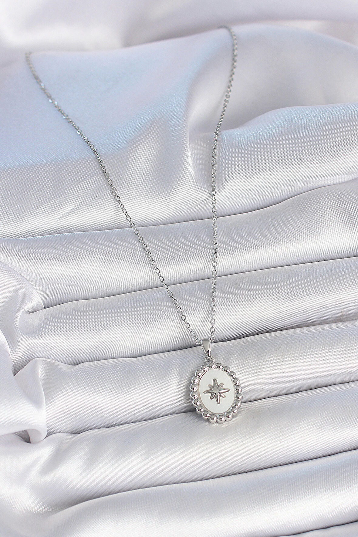 Zarif Kadın için Silver Çelik Zincir Beyaz Mineli Yıldızlı Madalyon Kolye