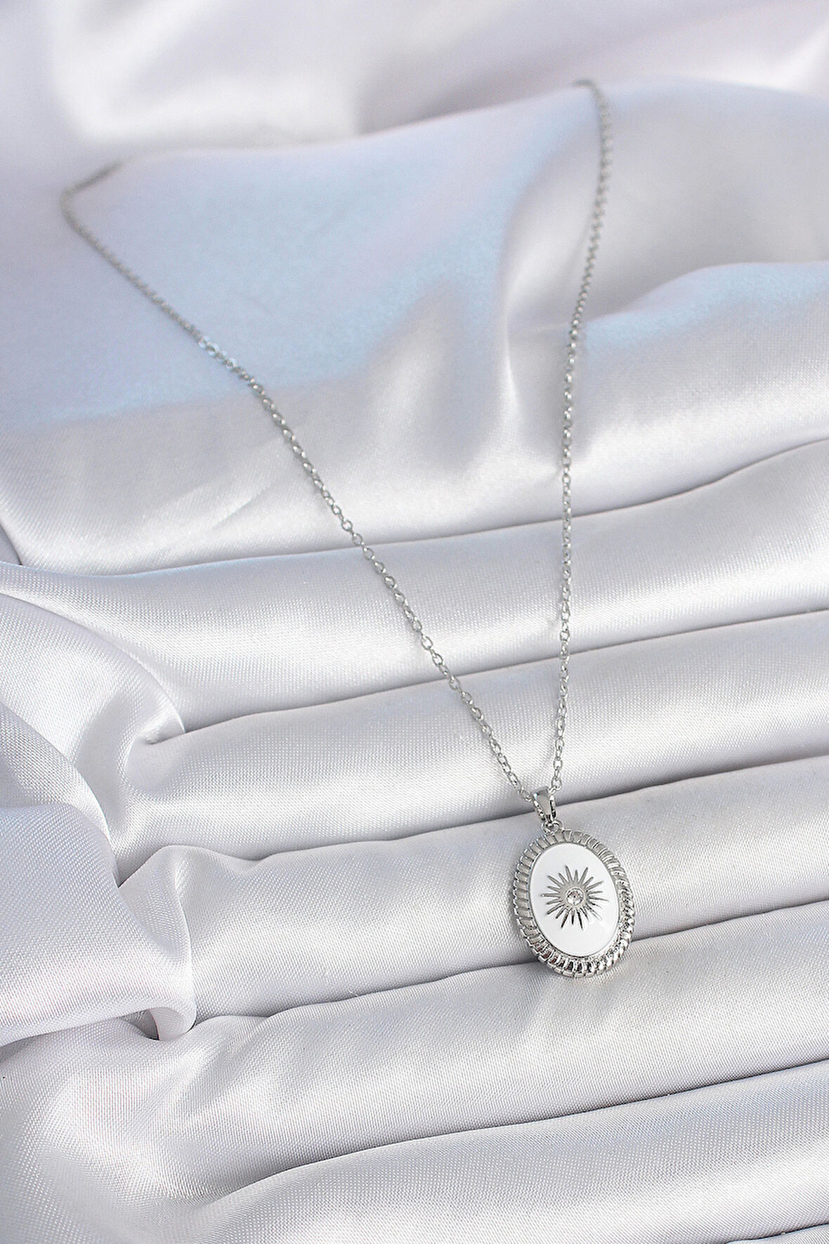Zarif Kadın için Silver Çelik Beyaz Mineli Güneşli Nazarlıklı Madalyon Kolye