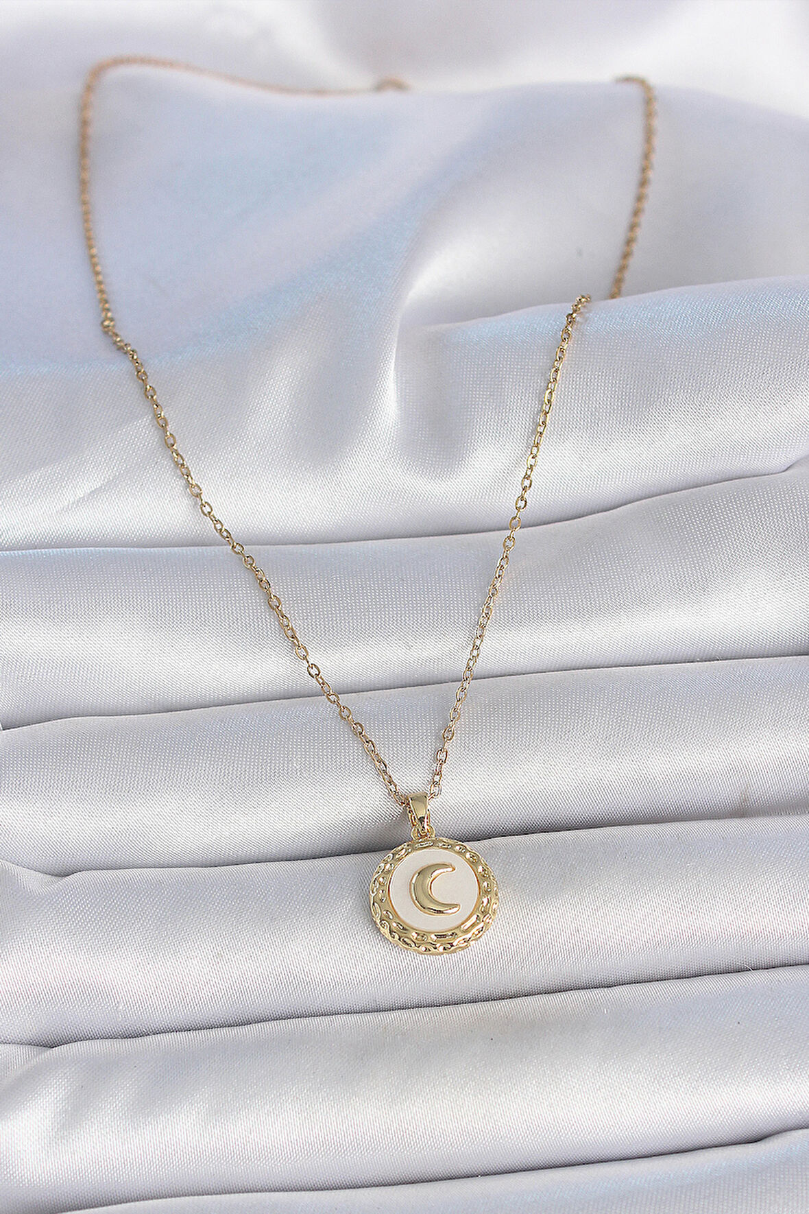 Zarif Kadın için Golden Çelik Zincir Beyaz Mineli Hilal İşli Madalyon Kolye