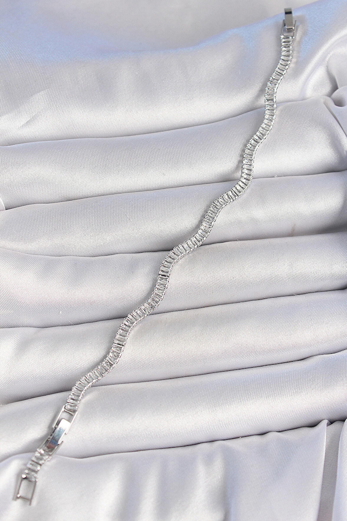 Zarif Kadın için Silver Pirinç Zirkonlu Su Yolu Motif Bileklik