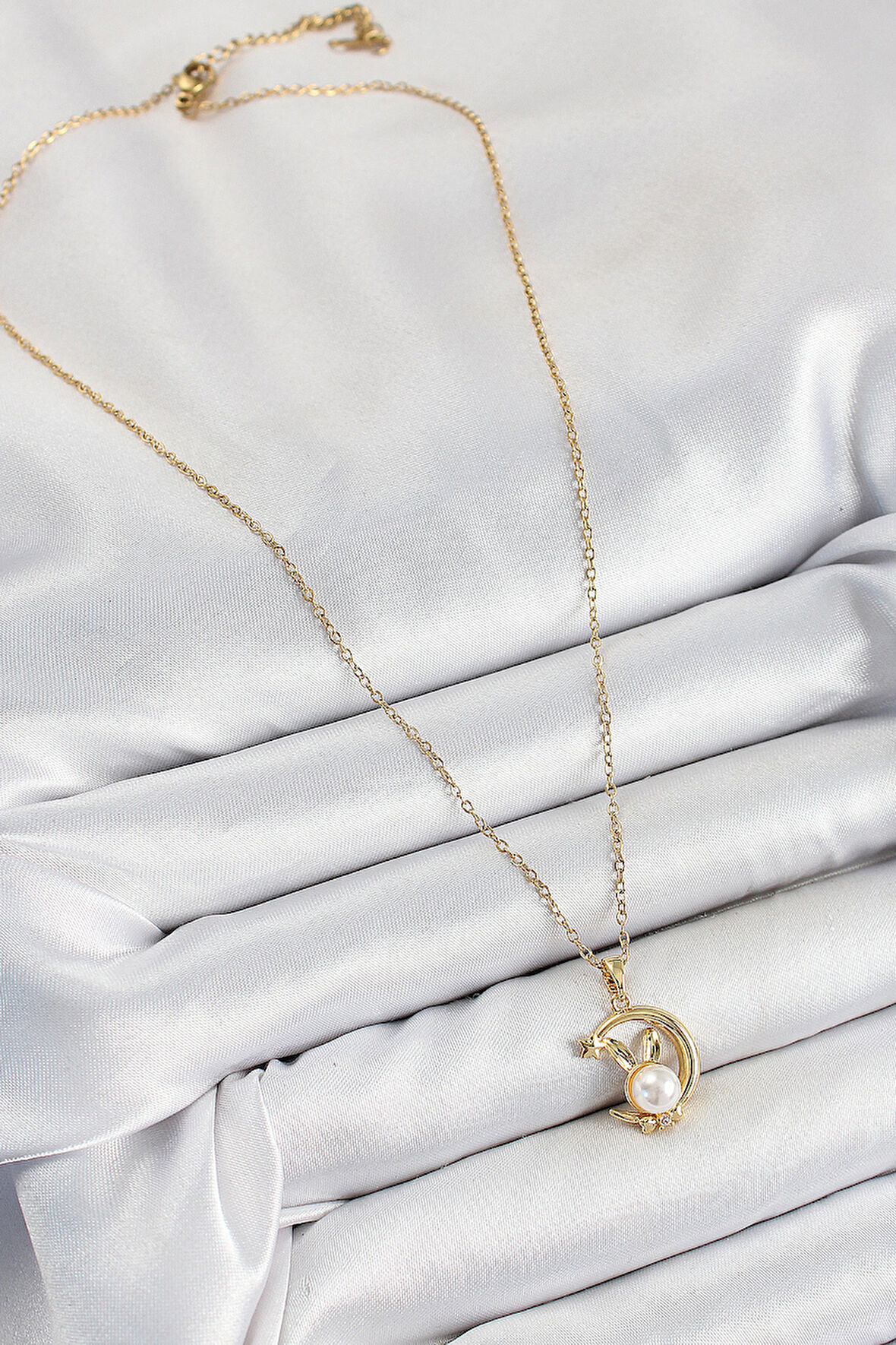 Zarif Kadın için Golden Çelik  İnci Detaylı Hilal Tavşan Stil Kolye