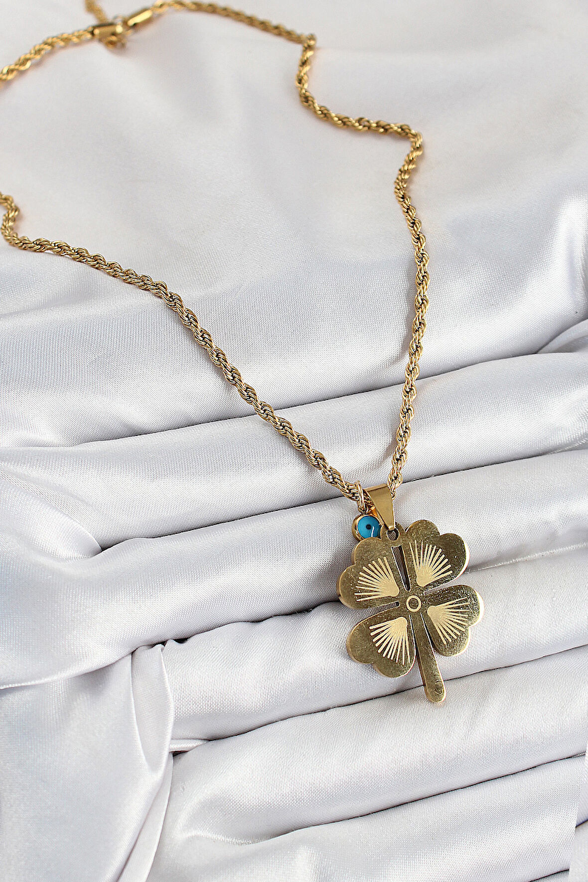 Zarif Kadın için Golden Çelik Burgu Zincirli Nazarlıklı Yonca Stil Kolye