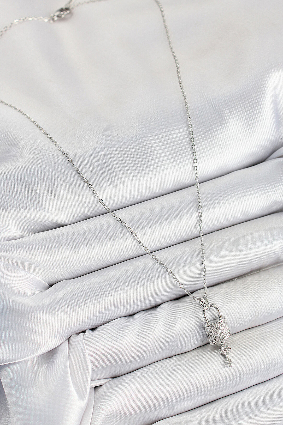 Zarif Kadın için Silver Çelik Zirkonlu Kilit Sallantılı Anahtar Stil Kolye