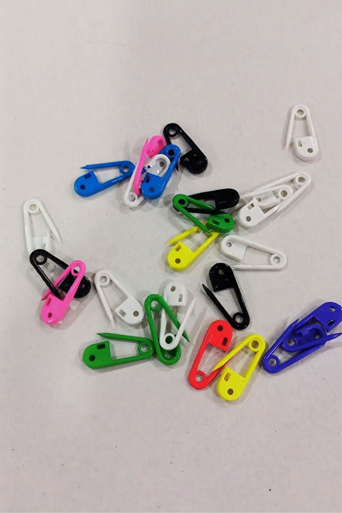 Büro Ev Ofis Hobi Dikiş Atölyesi için 10ADET 2CM Plastik Renkli Çengelli İğne Seti