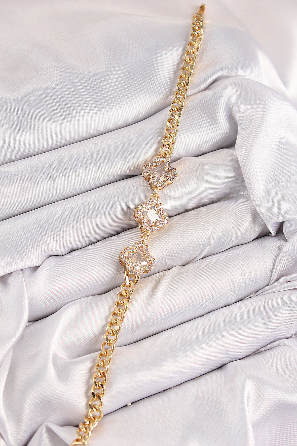 Zarif Kadın için Golden Pirinç Zirkonlu Yonca Motif Bileklik