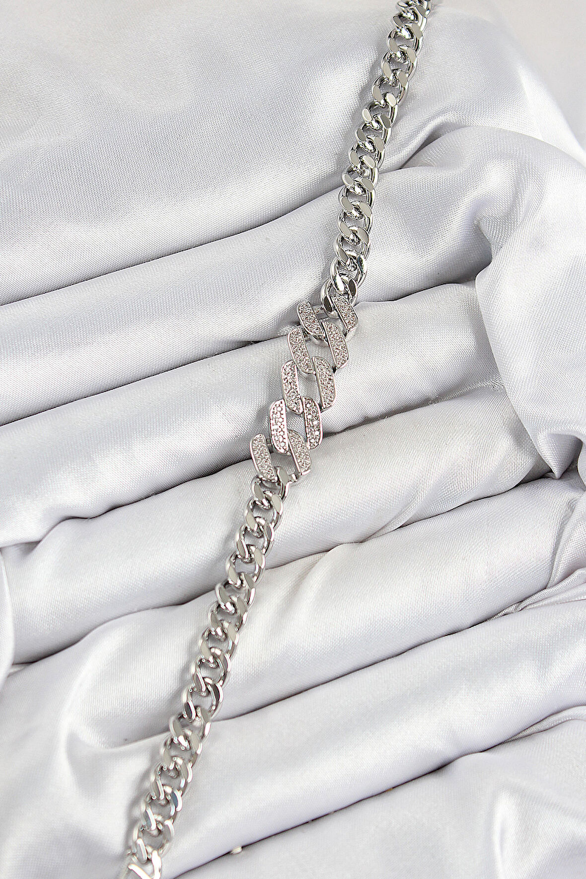 Zarif Kadın için Silver Pirinç Zirkonlu Ezme Küba Zincir Stil Bileklik