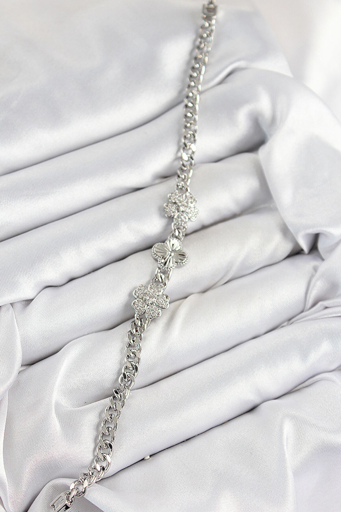 Zarif Kadın için Silver Pirinç Zirkonlu Yonca Tarz Bileklik