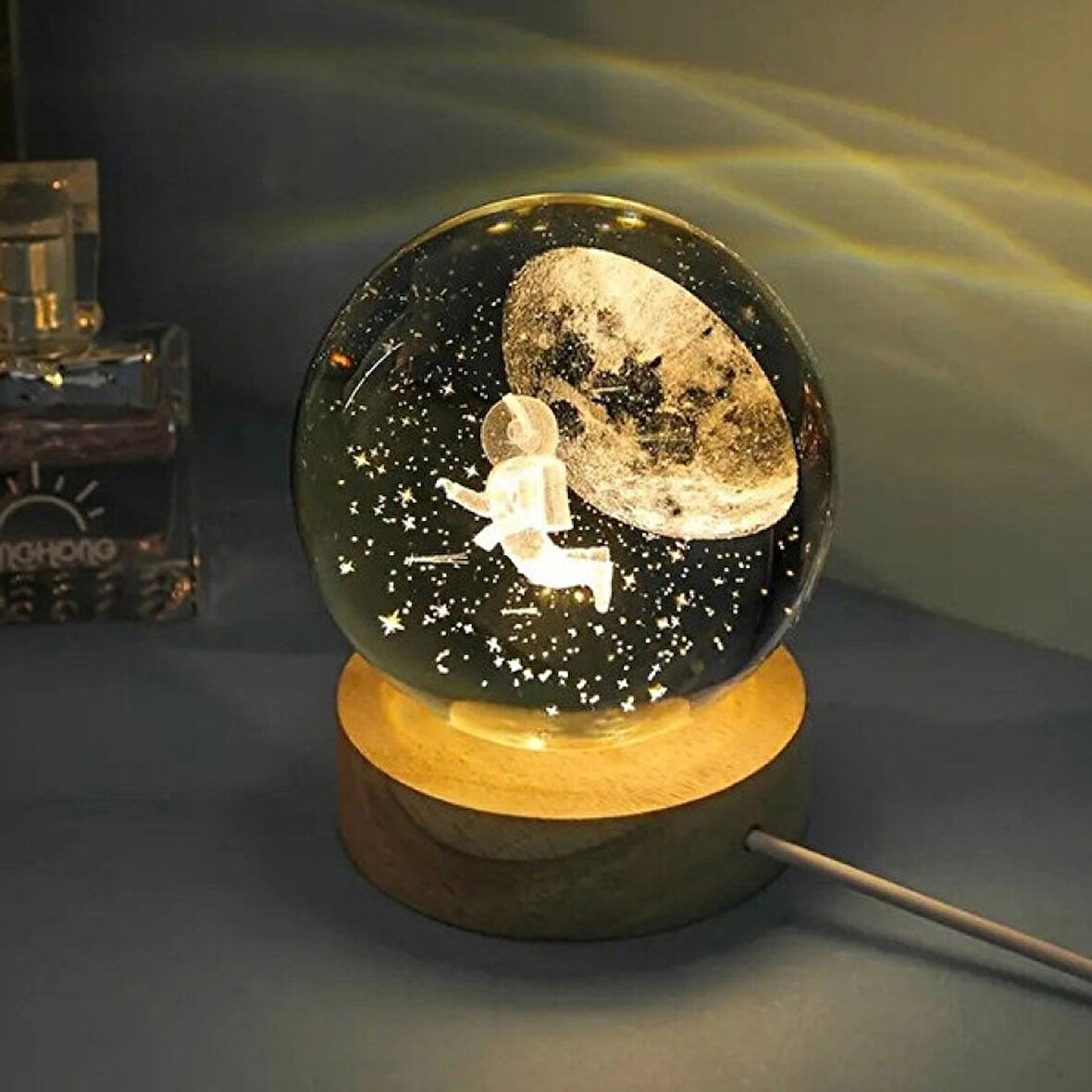 Büro Ev Ofis Dekoru için 6CM Ahşap Altlıklı Uçan Astronot Stil Işıklı Cam Küre