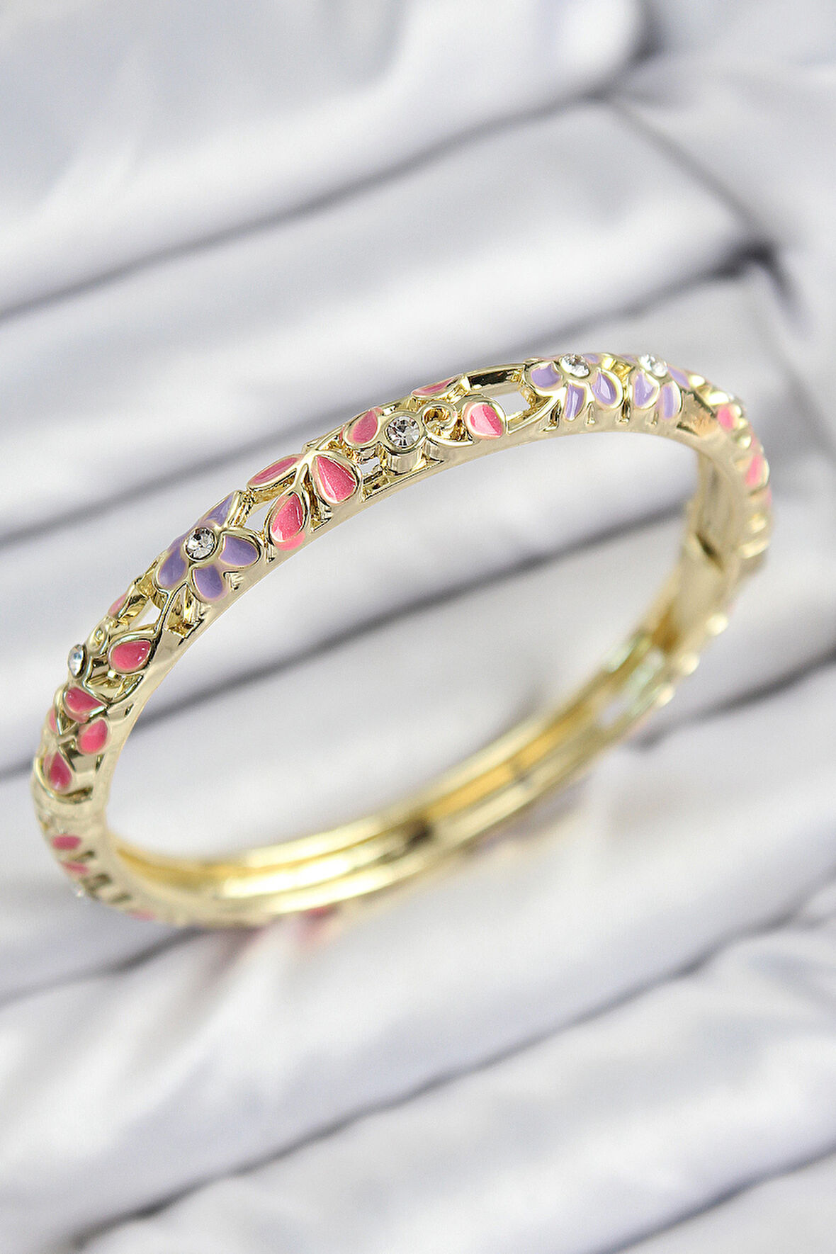 Zarif Kadın için Golden Mineli Pirinç Zirkonlu Pembe Mor Çiçekli Tip Kelepçe Bileklik