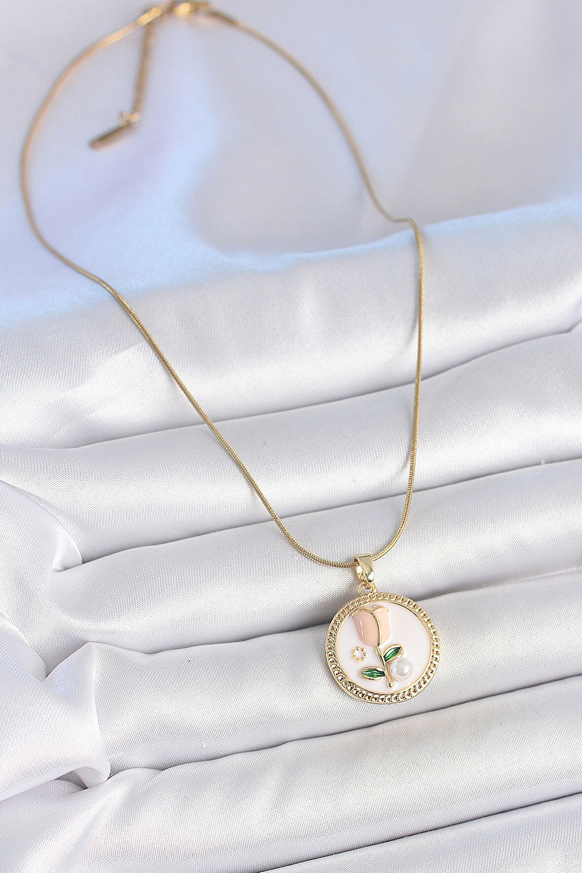 Zarif Kadın için Golden Çelik Beyaz Mineli İncili Çiçek İşli Portre Kolye