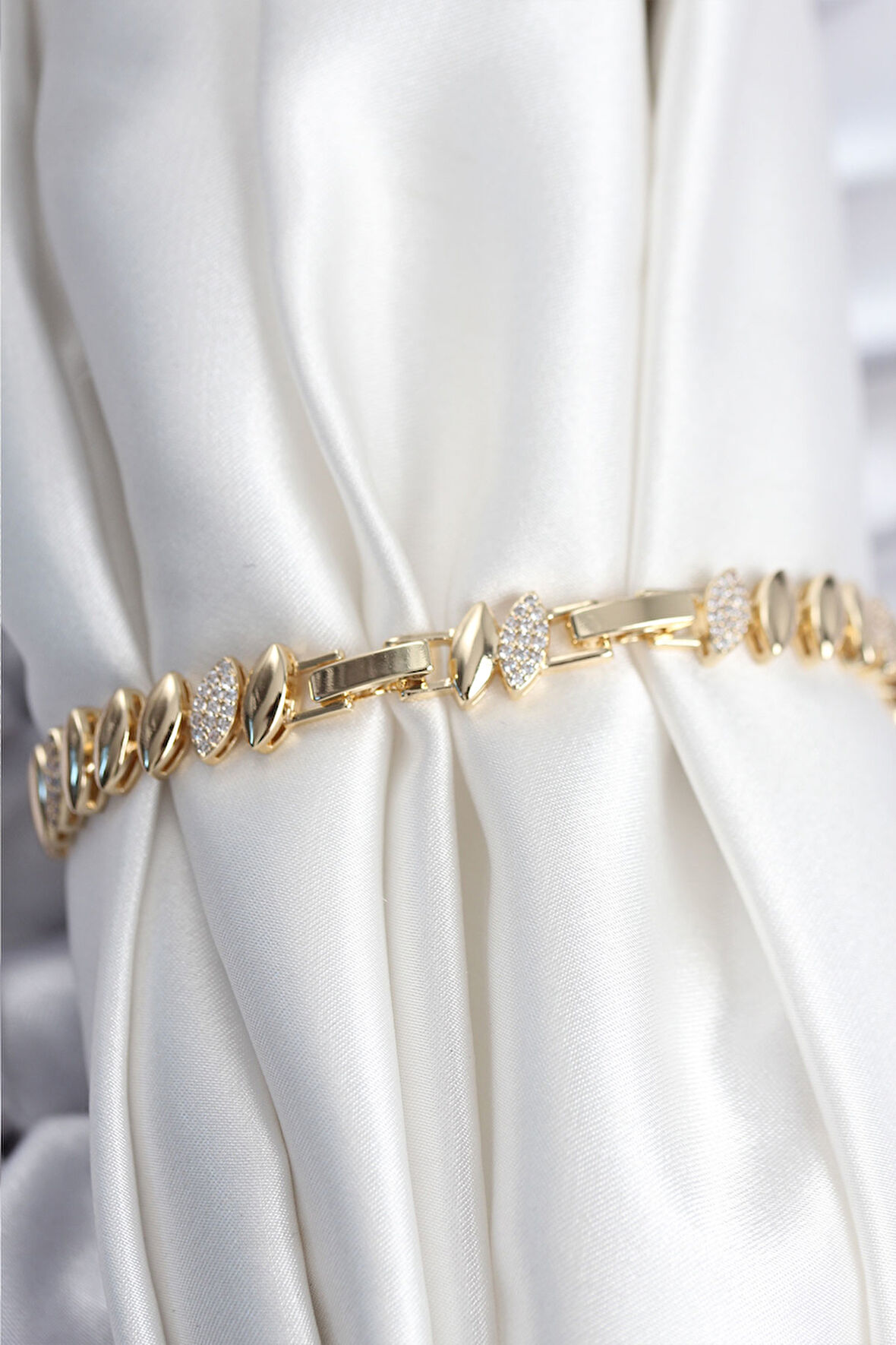 Zarif Kadın için Golden Pirinç Prestij Arpa Bileklik