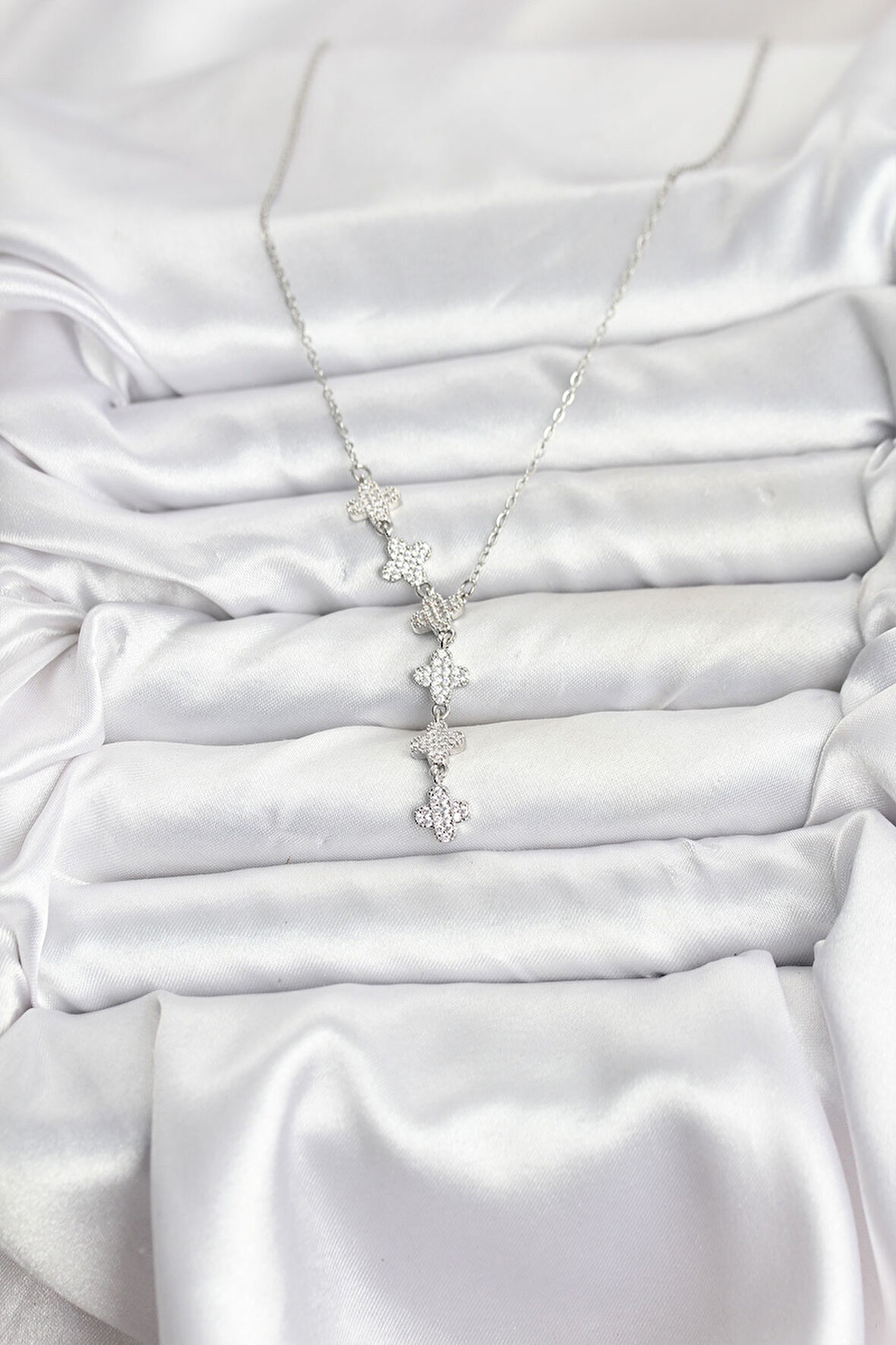 Zarif Boyunlar için Silver Çelik Zincir Yonca Kadın Kolye