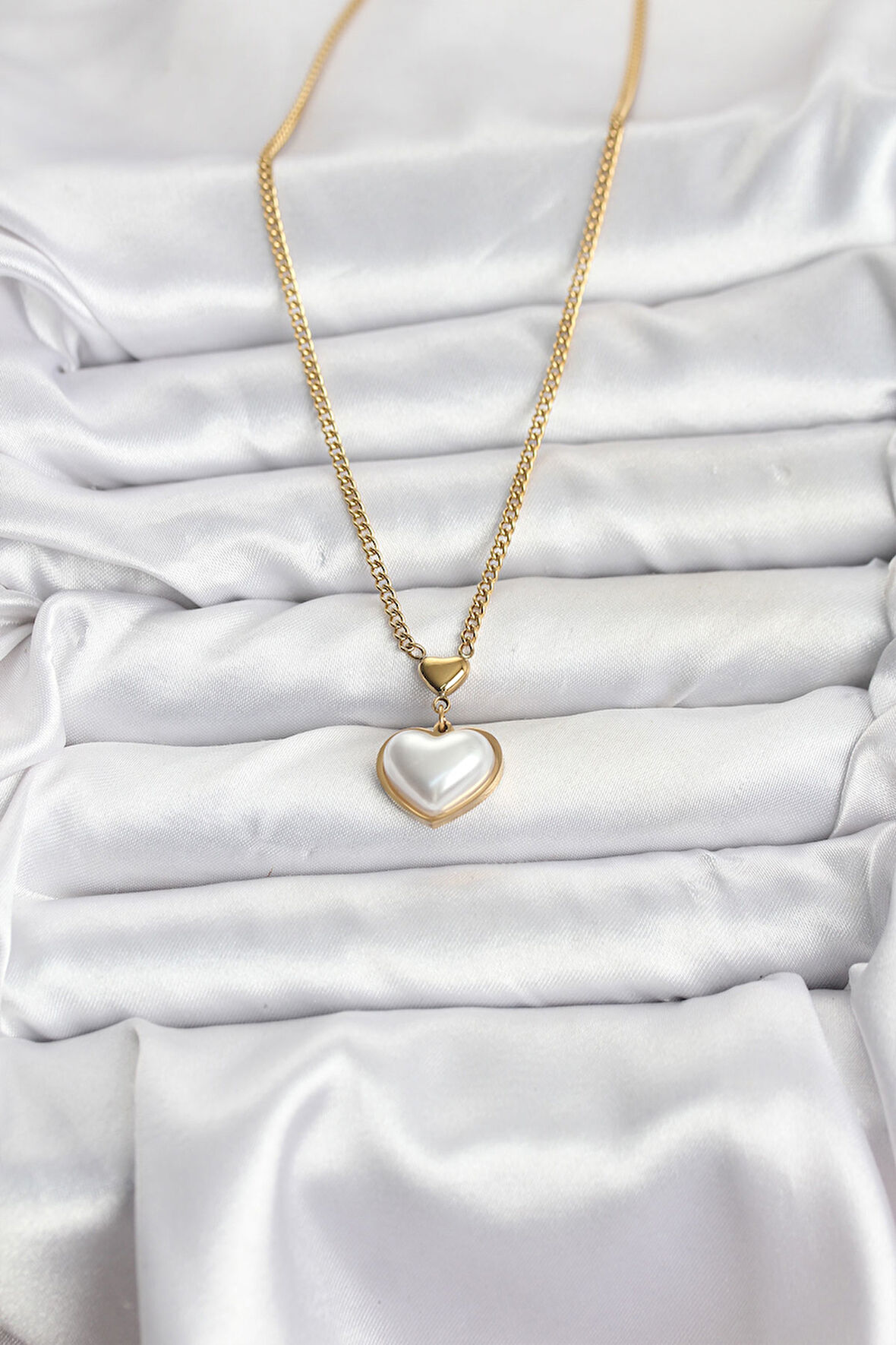 Zarif Boyunlar için Golden Çelik Zincir Bombeli Kalp Kadın Kolye