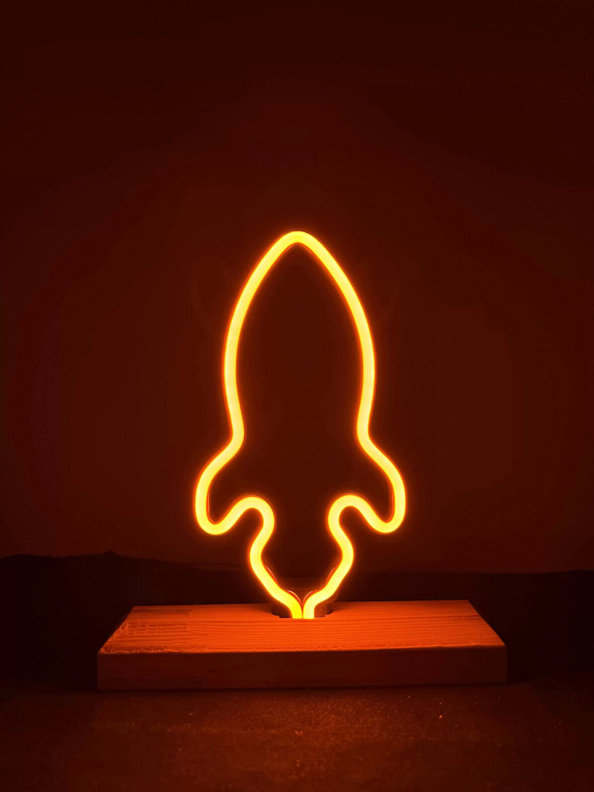 Roket Figürlü Turuncu Neon Gece Lambası