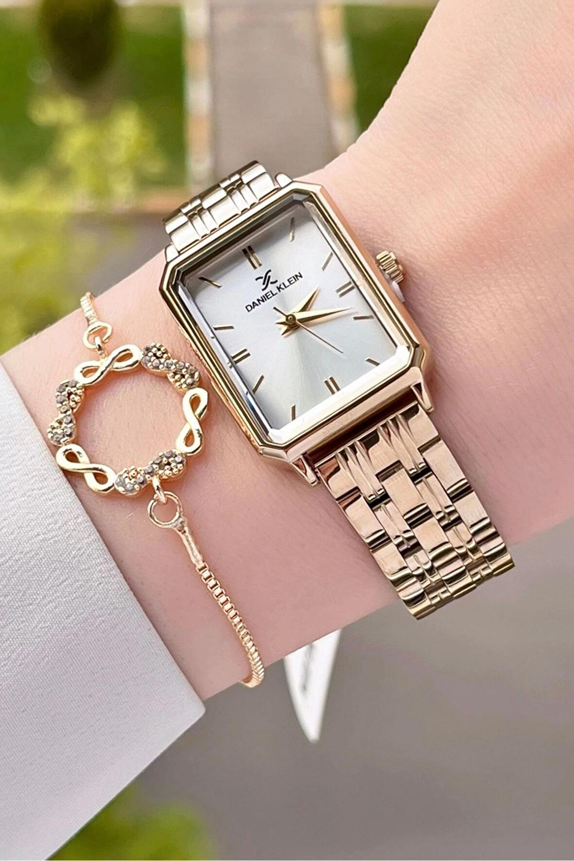 Daniel Klein DKISTE1189 Gold Renk Hediye Paketli Kadın Kol Saati ve Bileklik