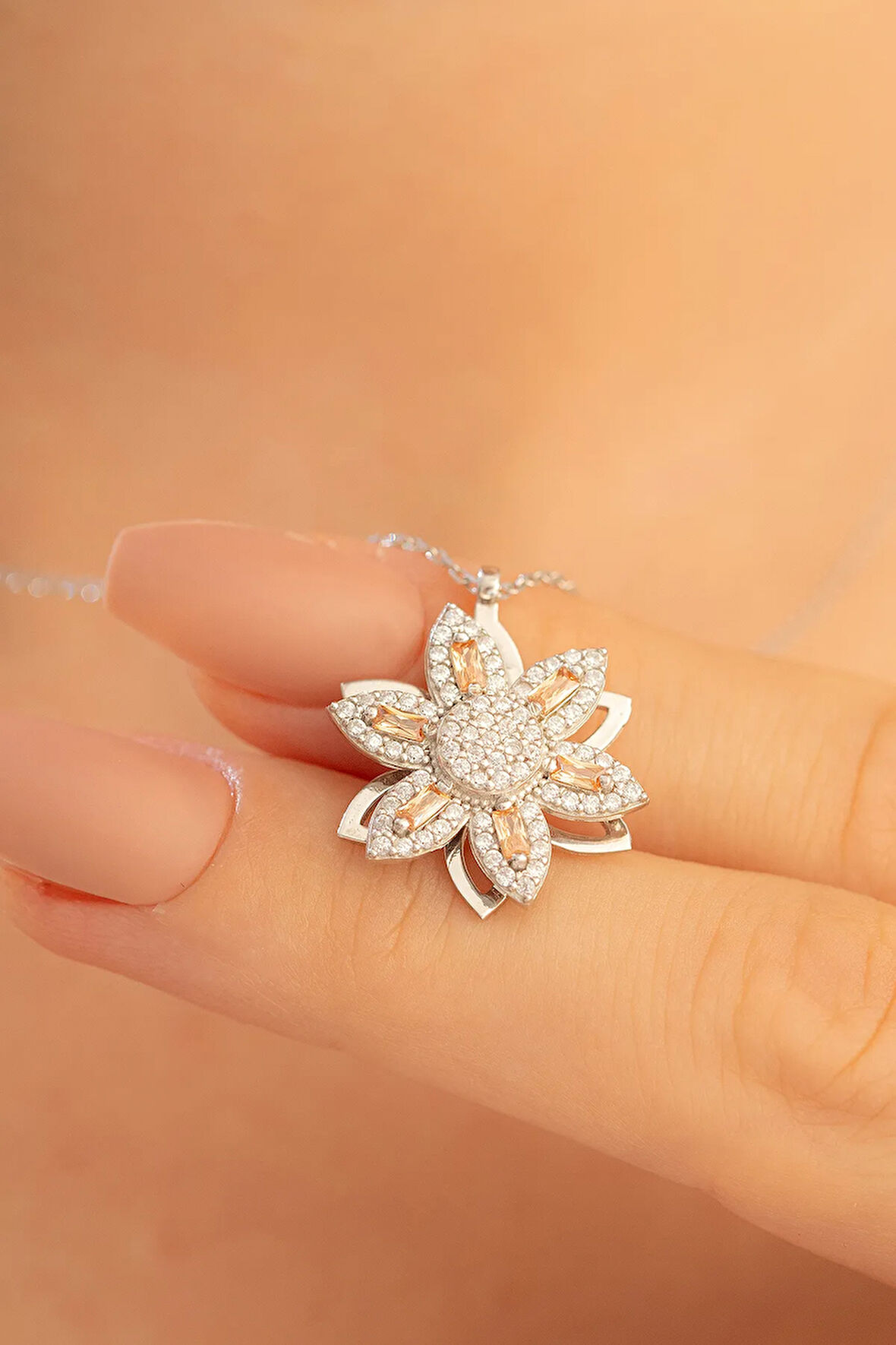 Kadın Gümüş Kolye - Zirkon Taşlı Dönen 6 Yapraklı Çiçek Model Gümüş Kolye
