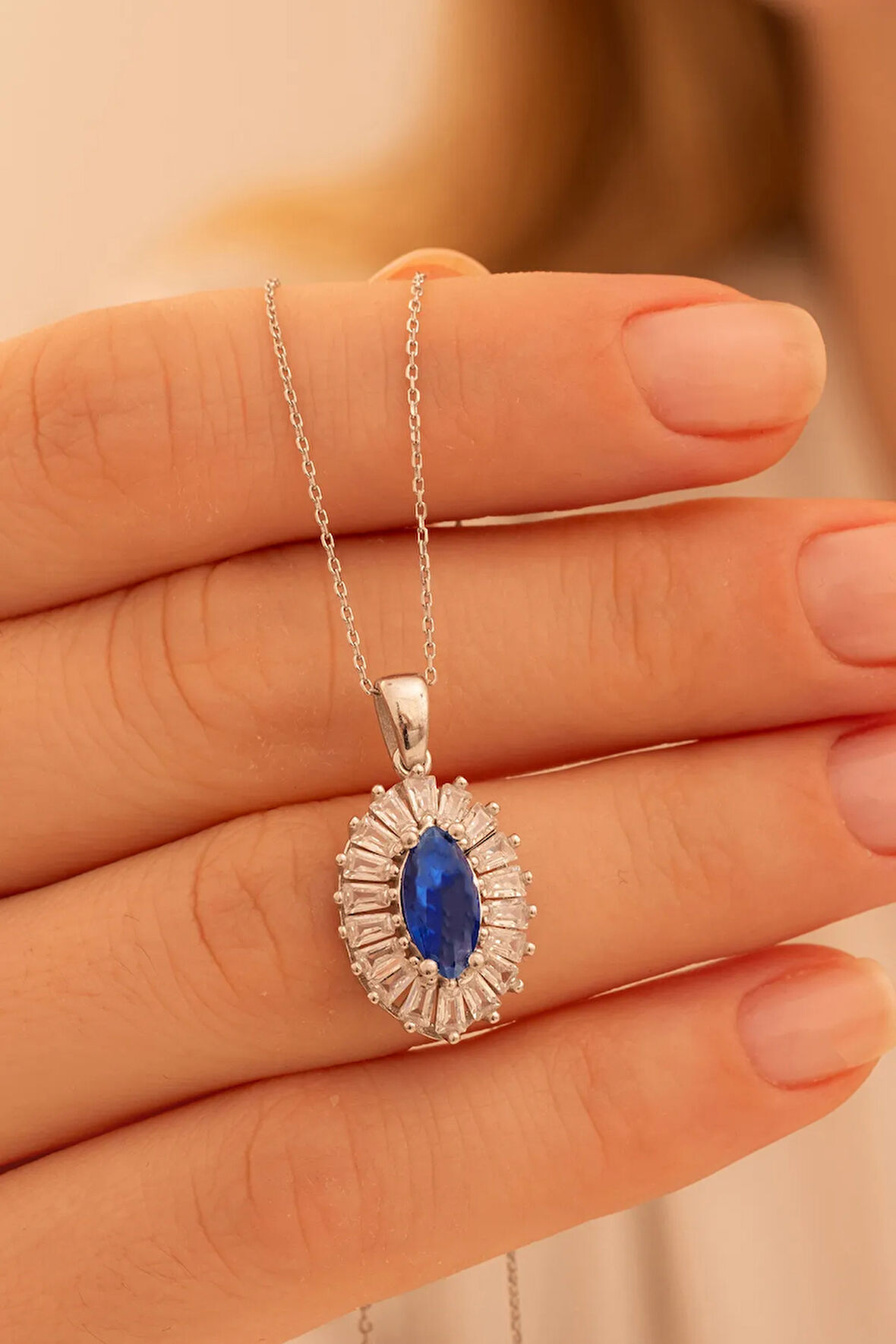 Kadın Gümüş Kolye - Mekik Model Safir Taşlı Baget Süslemeli Rodyumlu Kadın Kolye