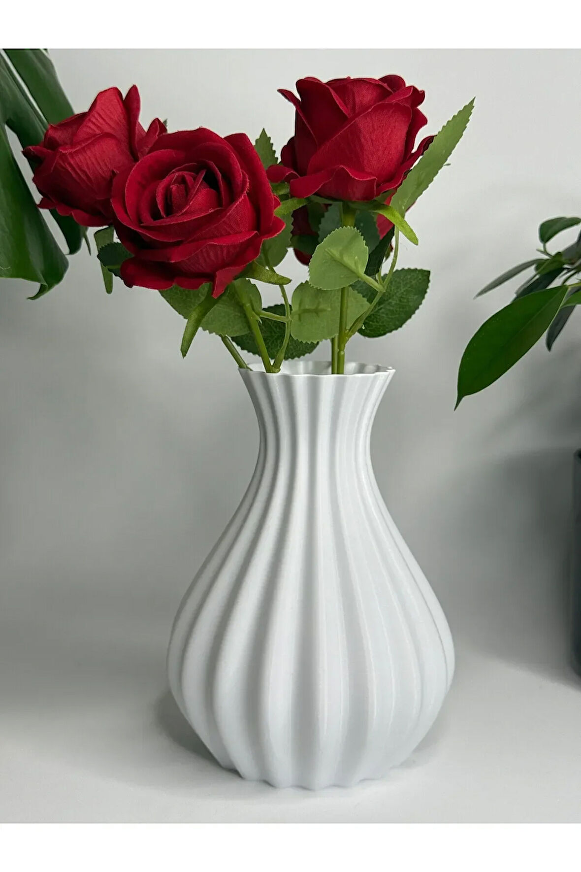 CEVİZDİZAYN Aura Form VAZO -TAŞ TABANLI– Zarafetin Görünmeyen Gücü VAZO Boyutlar: 13.5 × 13.5 × 18 cm