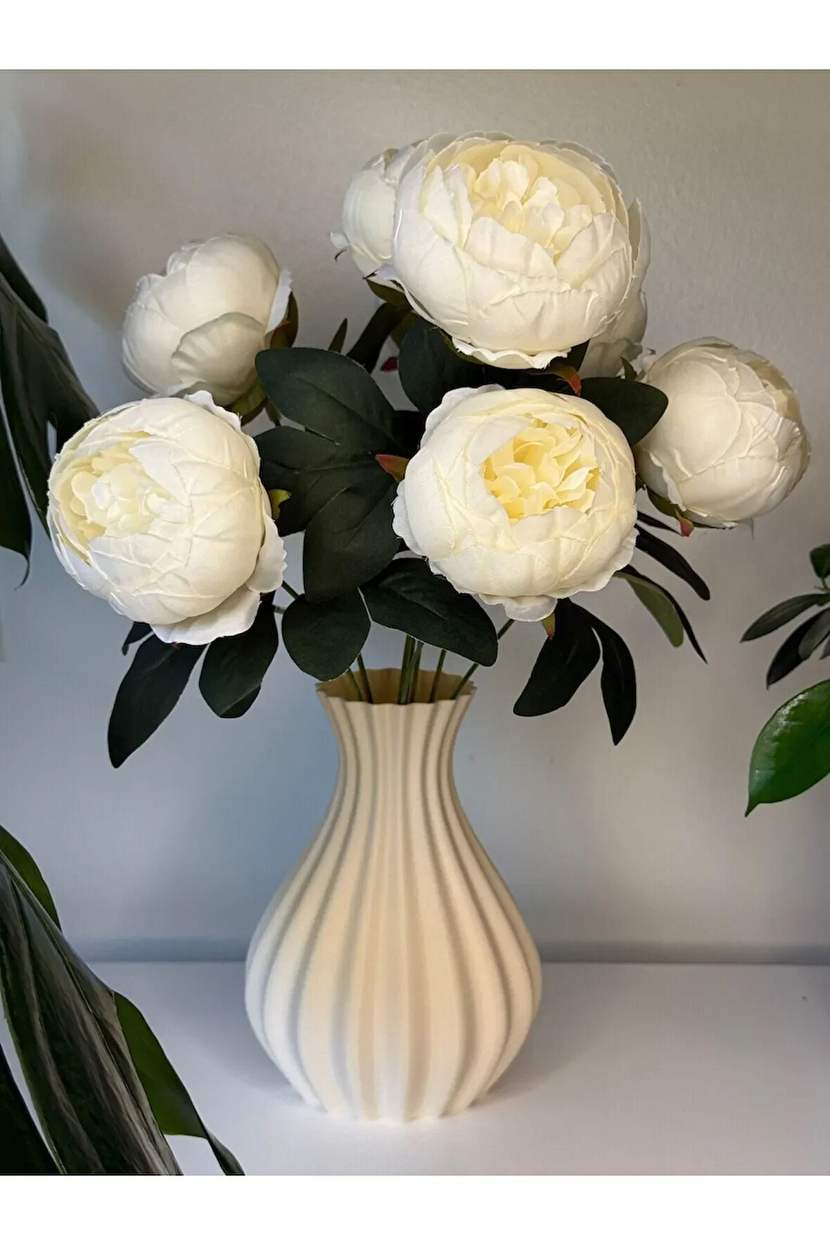 CEVİZDİZAYN Aura Form VAZO -TAŞ TABANLI– Zarafetin Görünmeyen Gücü VAZO Boyutlar: 13.5 × 13.5 × 18 cm