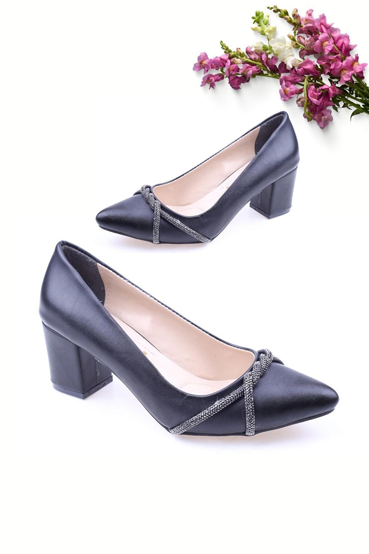 Bilener 450 Kadın Kapalı Taşlı Kısa Kalın Ökçeli Stiletto Ayakkabı Siyah Cilt