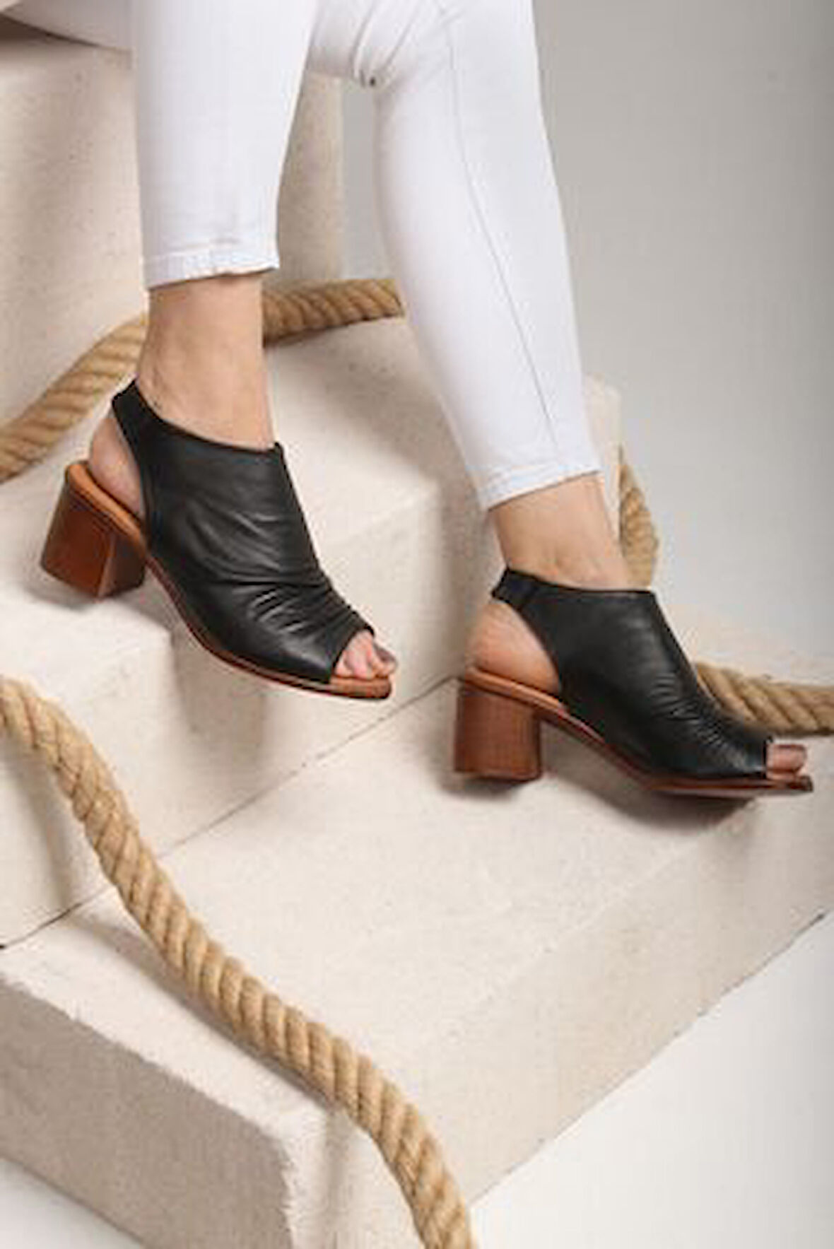 Castle Black 4579 Kadın Hakiki Deri Kısa Topuklu Comfort Sandalet Siyah