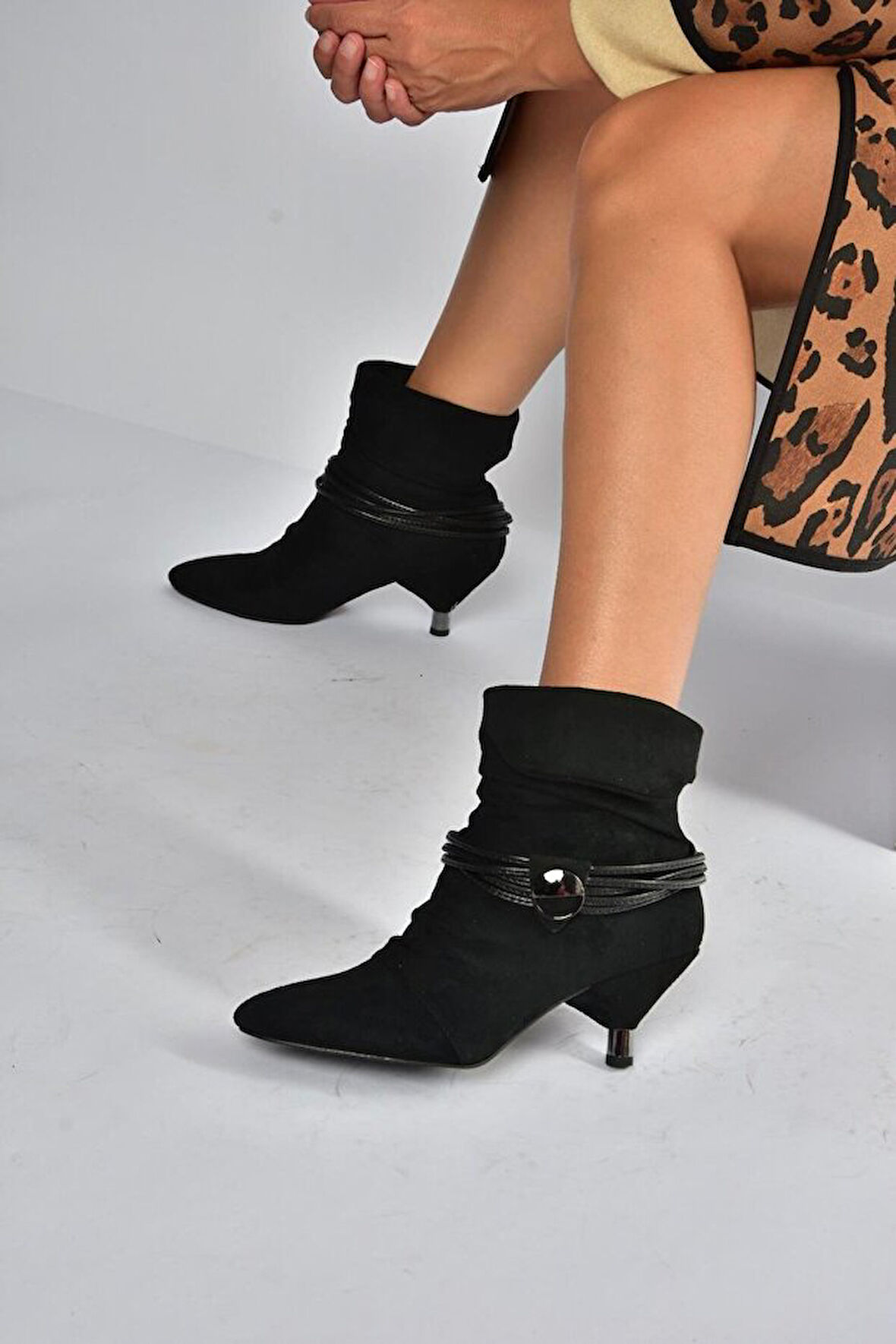 Pine Cone K223 Kadın Süet Topuklu Biye Kemerli Çekme Bot Siyah
