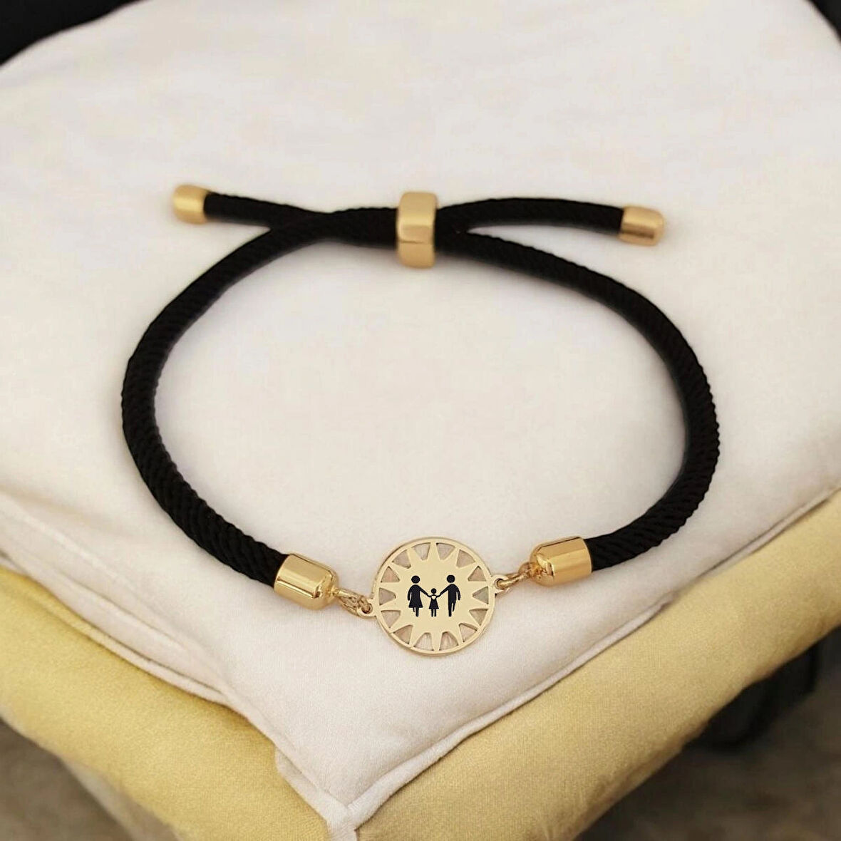 Güneş Figürlü 14 Ayar Altın Plakalı İpek Örgülü Bayanlara Özel Sembol Bilekliği-321sembol-siyah