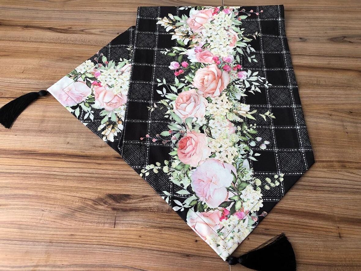 SİYAH KARE ZEMİN ÜZERİNE ÇİÇEK DESENLİ RUNNER