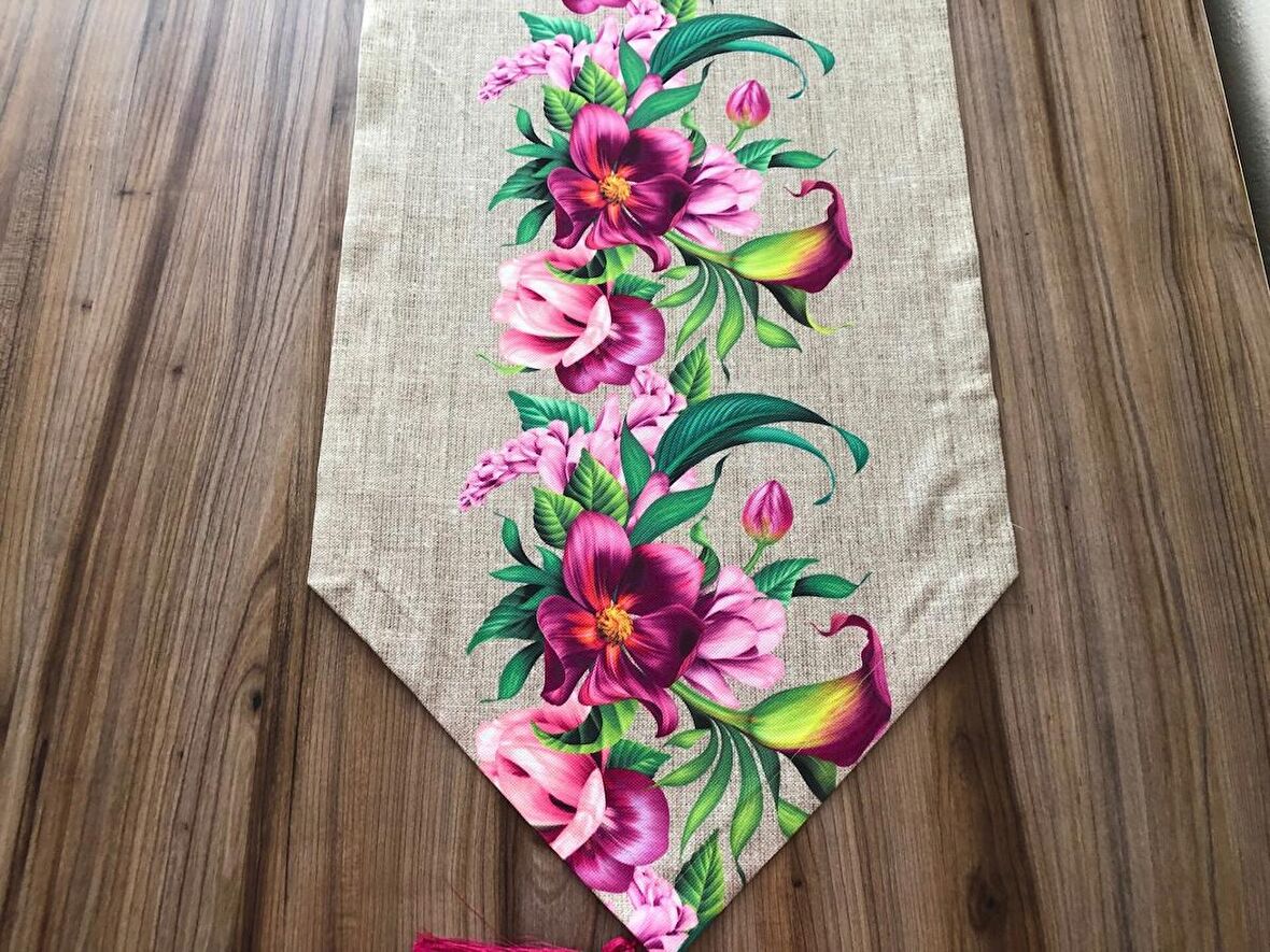 JÜT ZEMİN ÜZERİ ÇİÇEK DESENLİ RUNNER