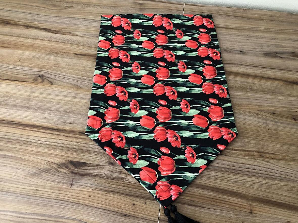 SİYAH ZEMİN KIRMIZI ÇİÇEK DESENLİ RUNNER