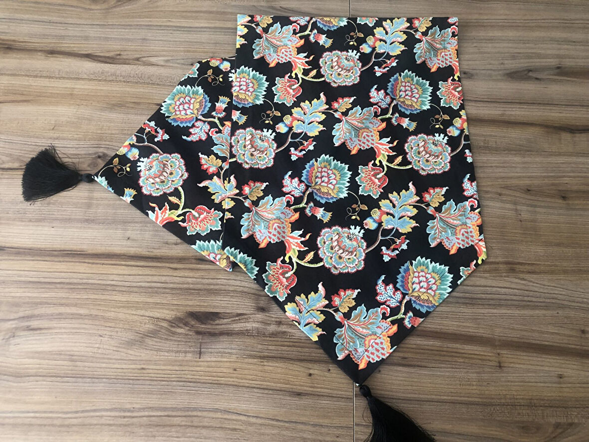 SİYAH ZEMİN ÜZERİ ÇİÇEK DESENLİ RUNNER