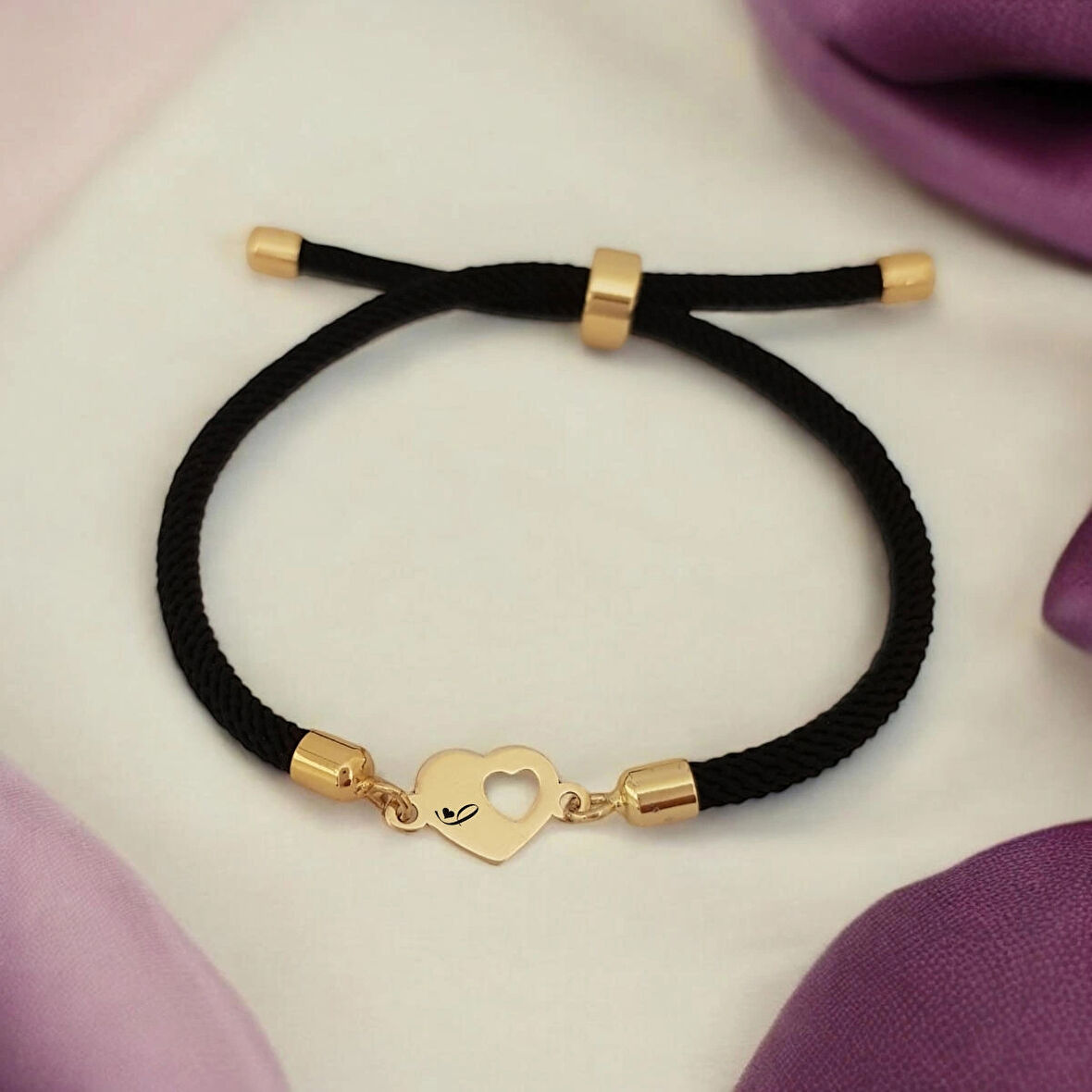 Bayanlar İçin 14 Ayar Altın Plakalı Kalp Motifli Örgü İpli Harfe Özel Bileklik-322harf-siyah