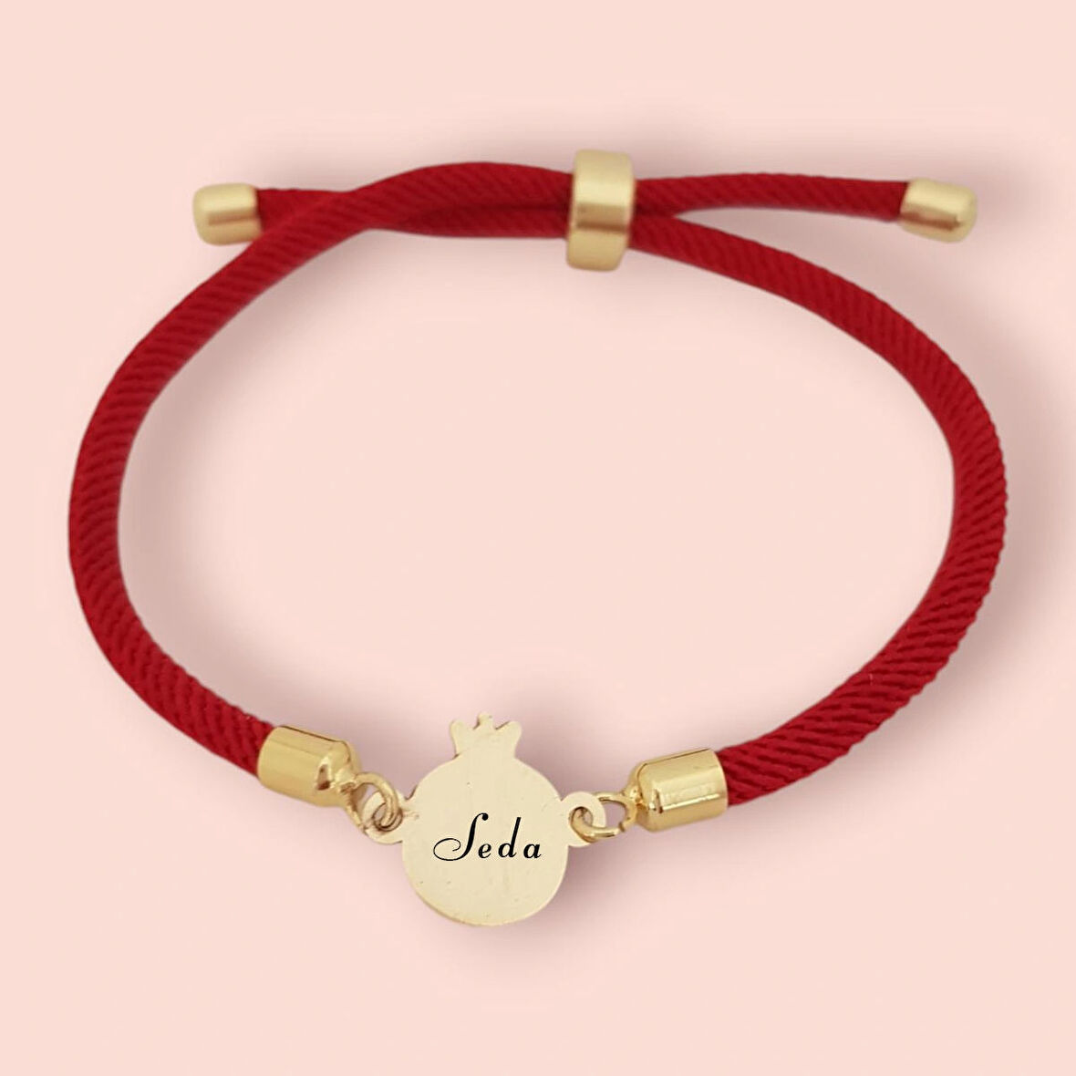 Bayanlar İçin Nar Figürlü 14 Ayar Altın Plakalı Örgü İpli İsme Özel Bileklik-323isim-kırmızı