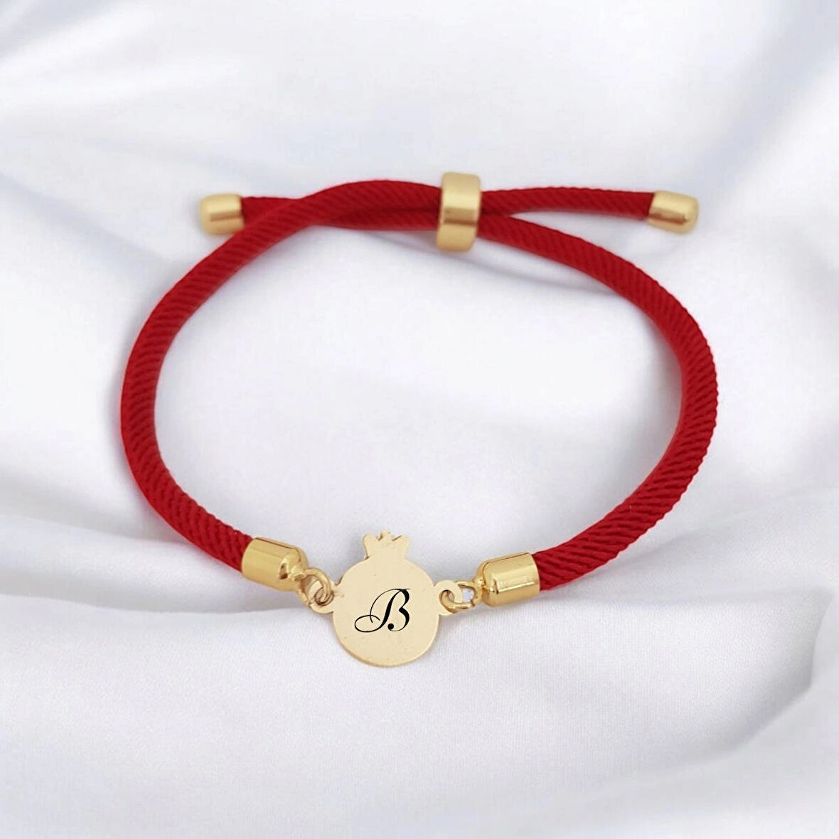 Bayanlar İçin Nar Figürlü Örgü İpli 14 Ayar Altın Plakalı Harfe Özel Bileklik-323harf-kırmızı