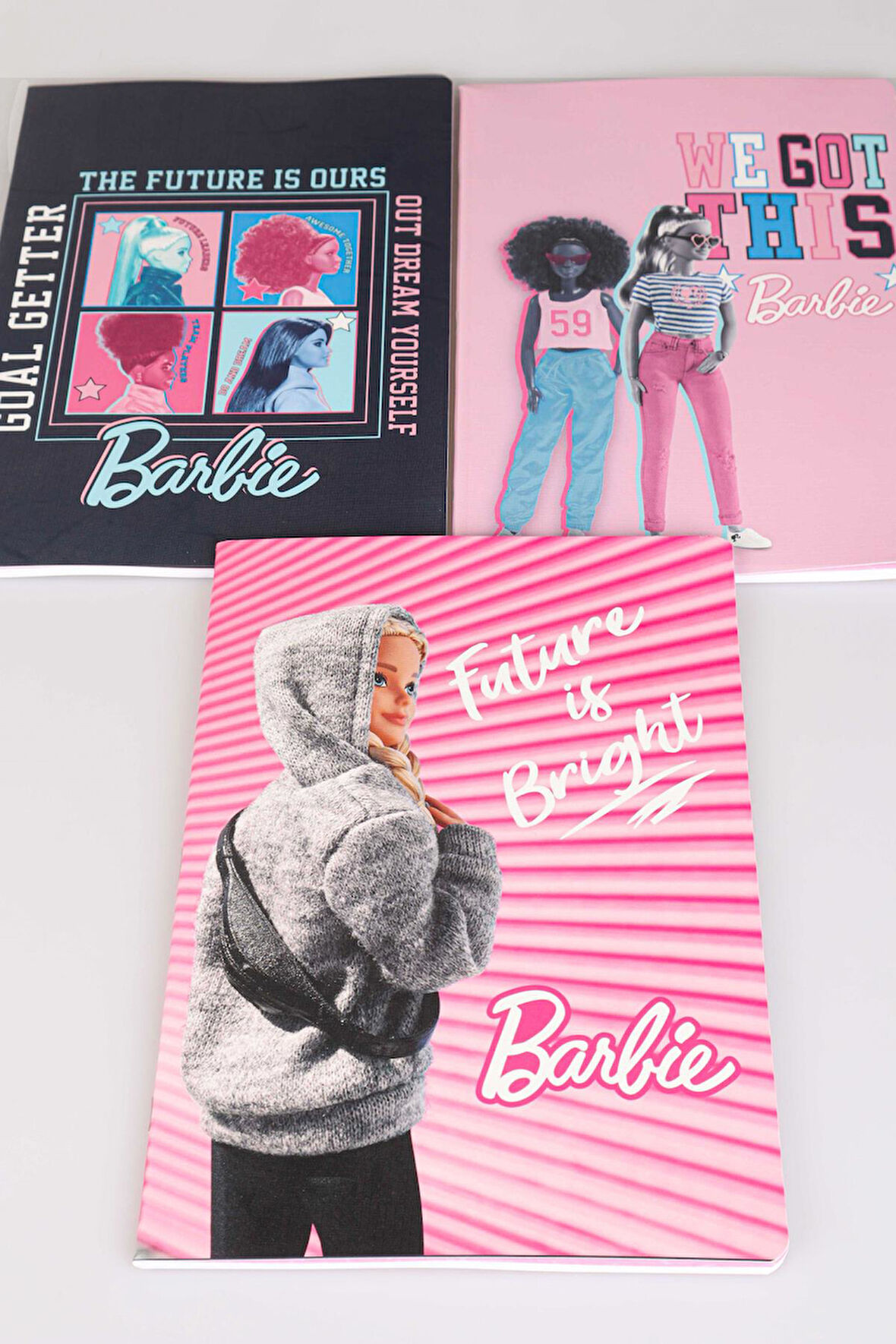 DEKOMUS İLE LİSANSLI BARBIE TEKLİ A4 60 YAPRAK ÇİZGİLİ DEFTER