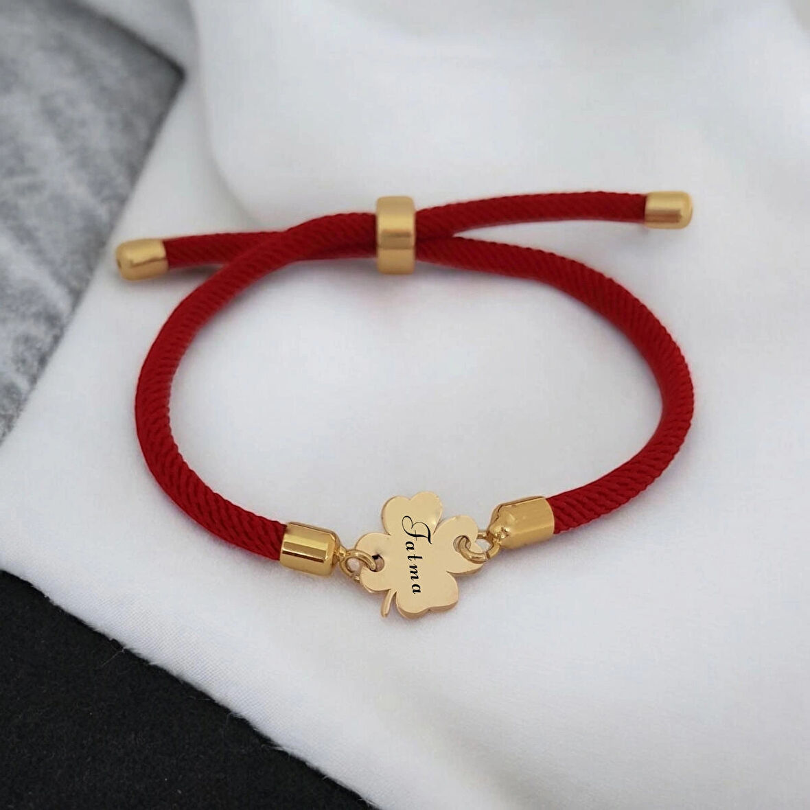 Çiçek Motifli Örgülü Bayanlar İçin 14 Ayar Altın Plakalı Fatma İsmine Özel Bileklik-324isim-kırmızı