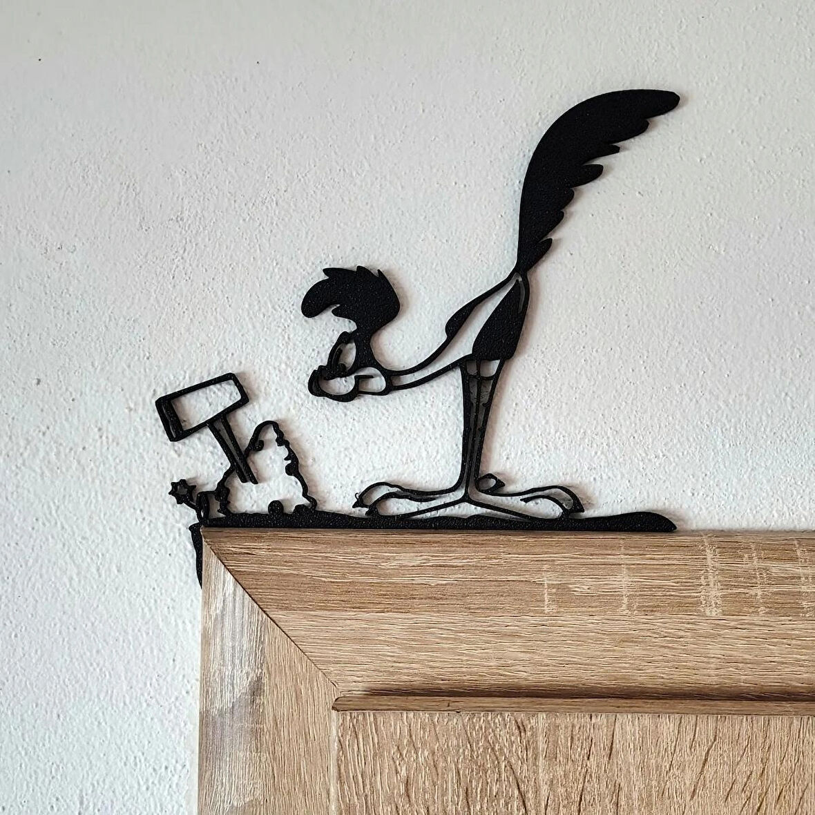 Roadrunner Kapı Köşe Süsü – Neşeli ve Hareketli Dekor Tasarımı