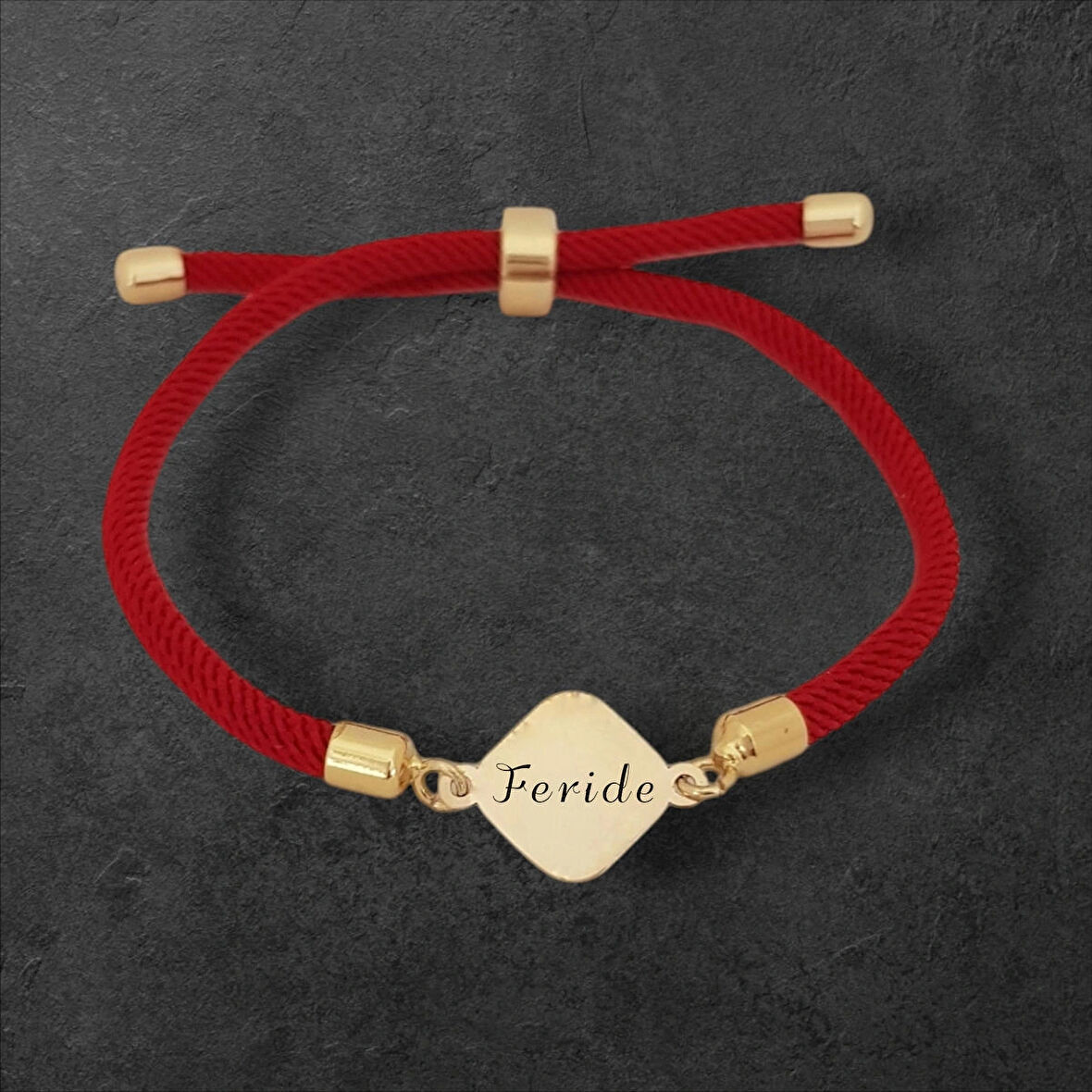 Eşkenar Dörtgen Motifli 14 Ayar Altın Plakalı Örgülü Feride İsmine Özel Bileklik-326isim-kırmızı