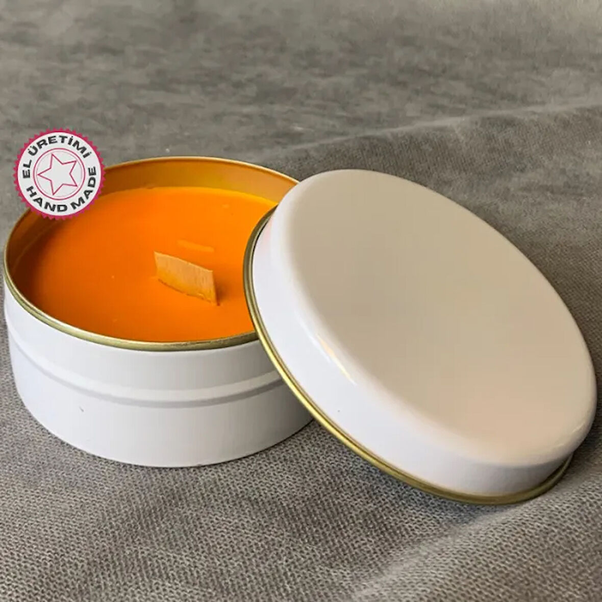 Uretti - Ayşe 7362 - El Yapımı Turuncu Dekoratif Metal Kutuda Mum - 3 x 7 cm