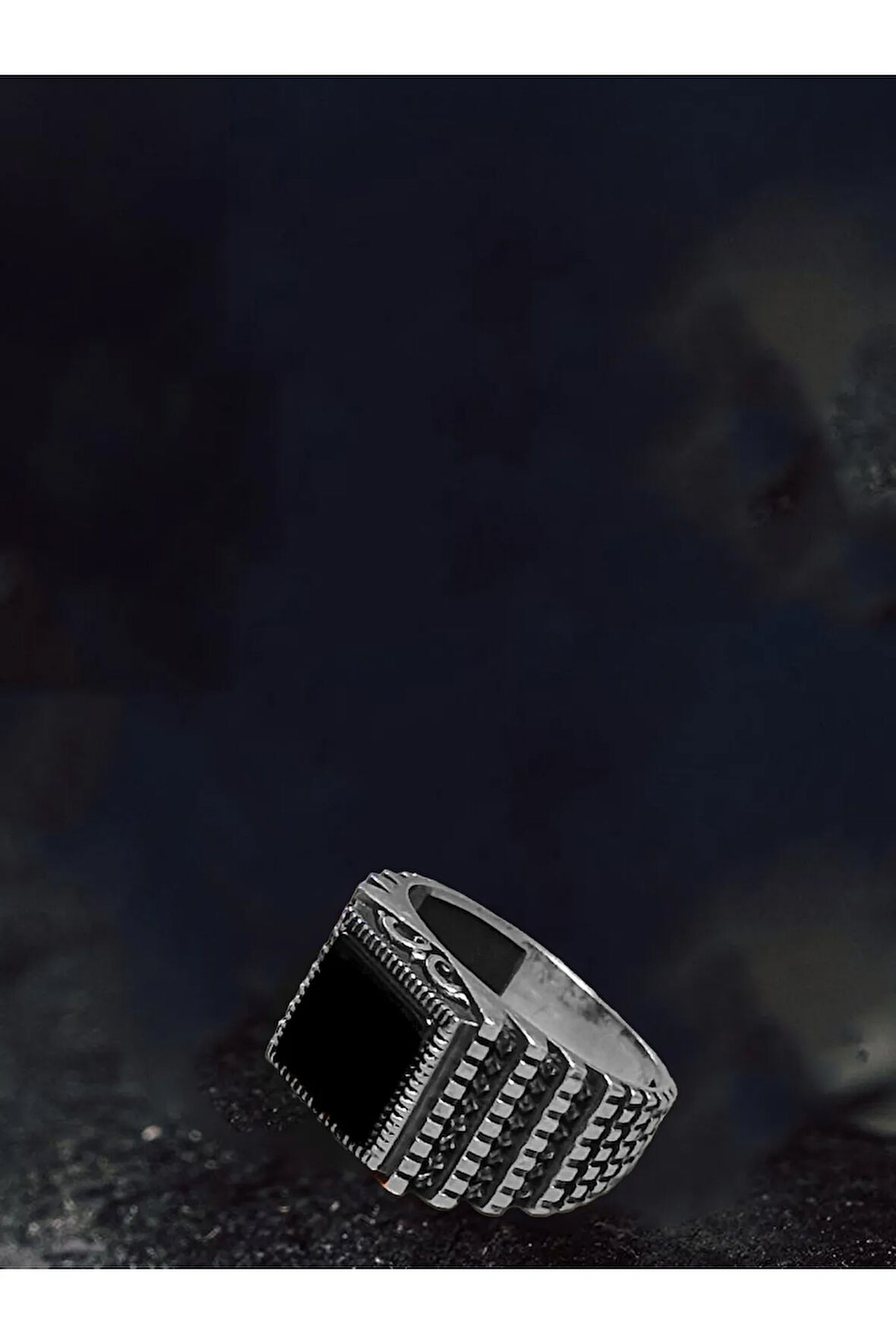 Erkek Gümüş Yüzük - Siyah Oniks Taşlı Yanları Piramit Basamak İşlemeli Erkek Yüzük