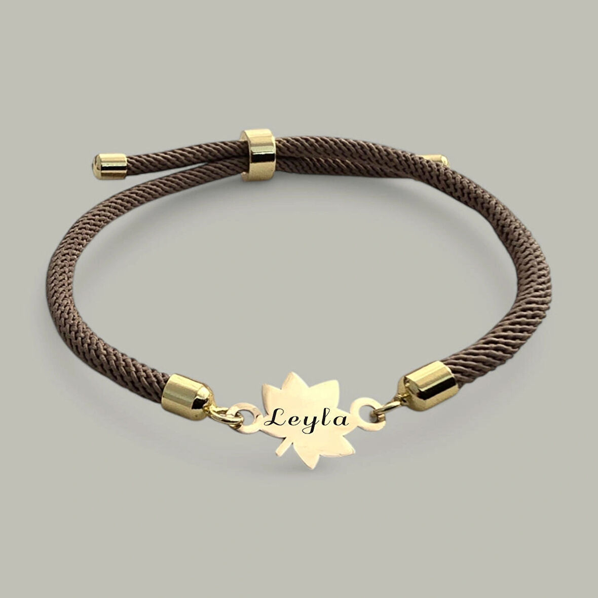 Leyla İsmine Özel Örgü İpli Yaprak Figürlü 14 Ayar Altın Plakalı Hediye Bileklik-331isim-kahverengi