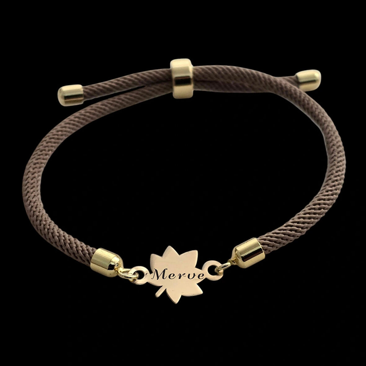 Merve İsmine Özel Yaprak Figürlü 14 Ayar Altın Plakalı Örgü İpli Hediye Bileklik-331isim-kahverengi