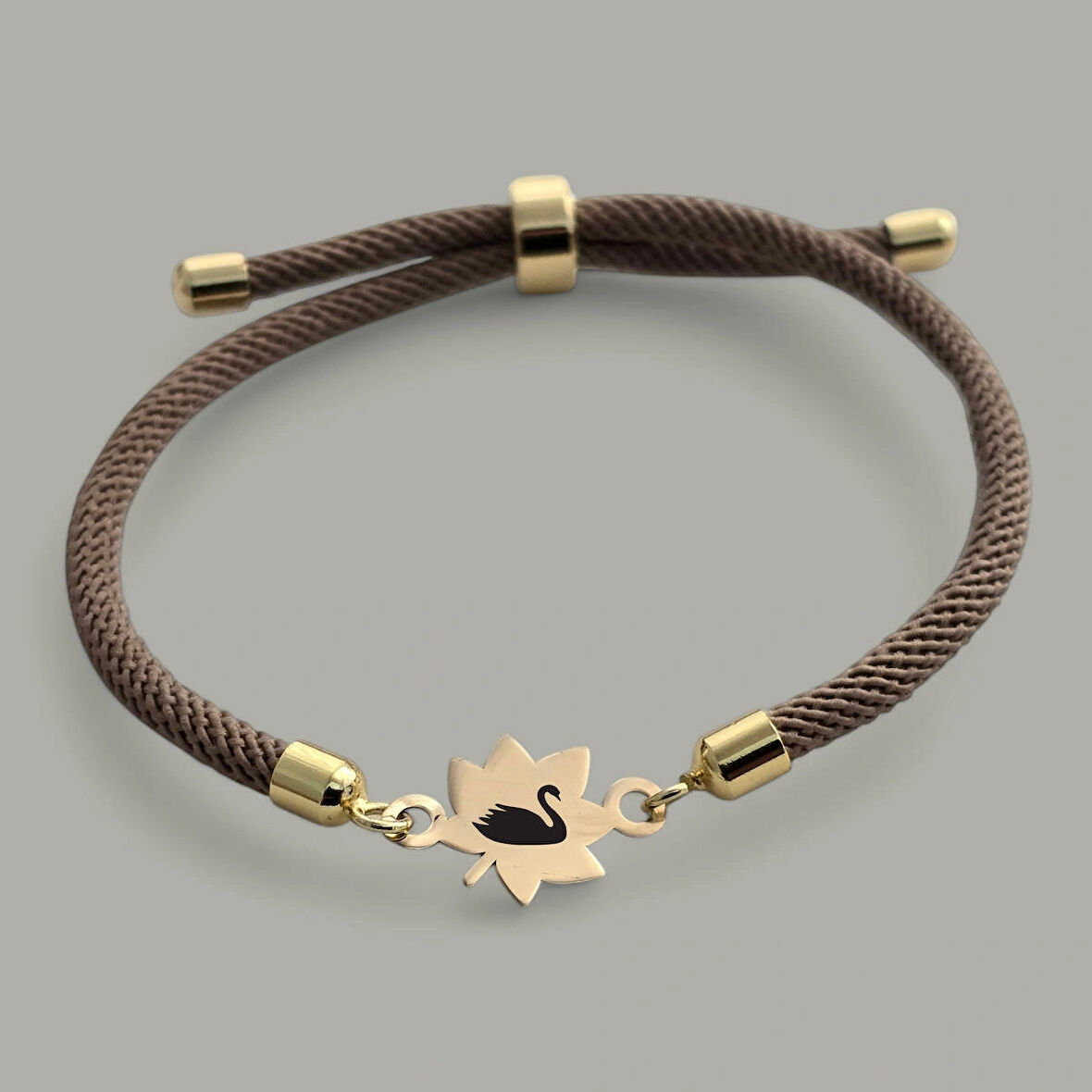 Kuğu Temalı Örgü İpli Yaprak Figürlü 14 Ayar Altın Plakalı Hediye Bileklik-331sembol-kahverengi