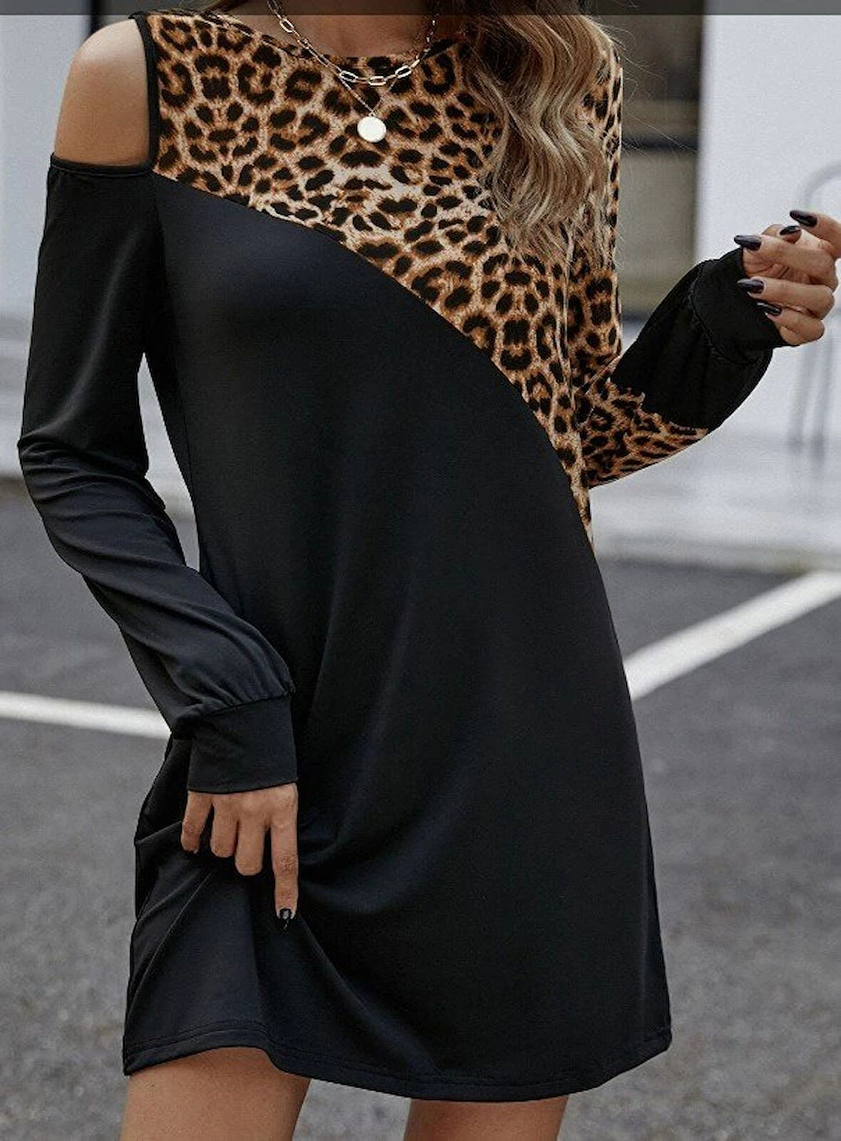 MDB Kadın Uzun Kollu Omuzdan Açık Leopar Desenli Viskon Iki Iplik Mini Elbise