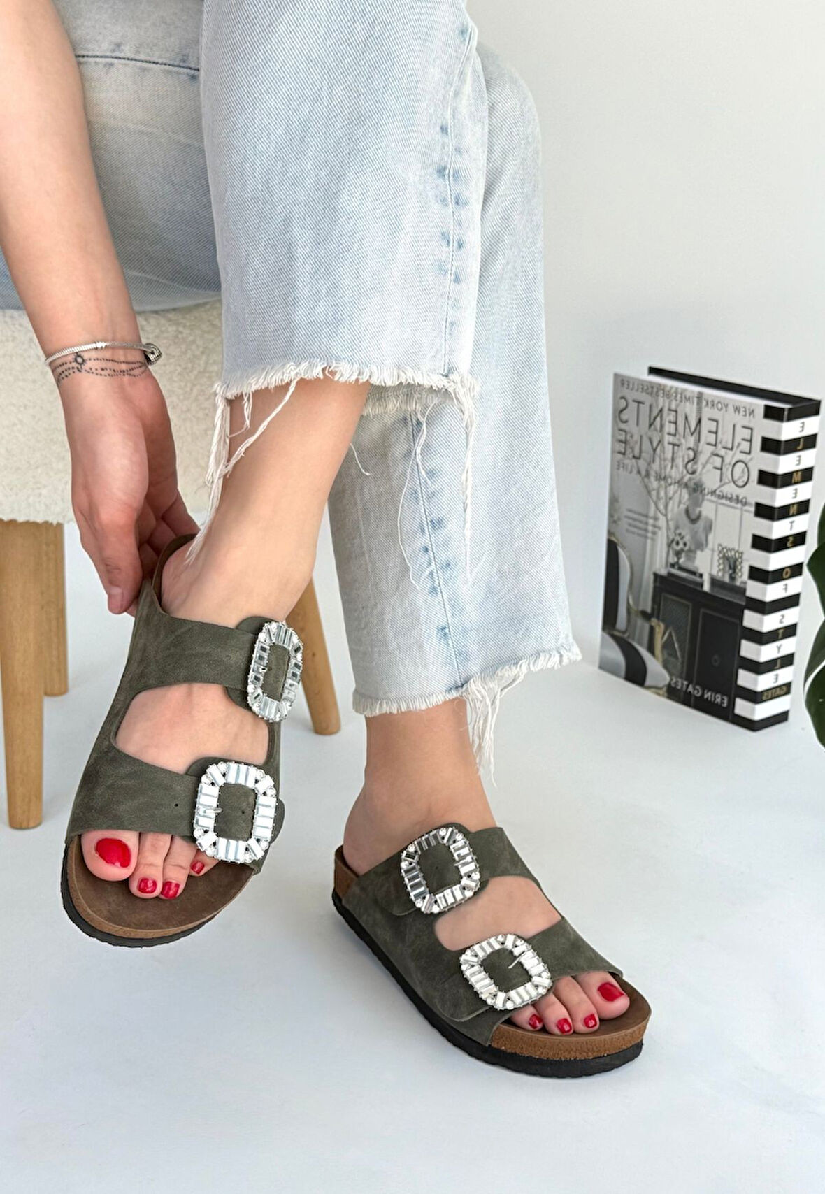 Tokalı Kemerli Terlik Nubuk Yeşil Topuk Boyu 2,5 Cm