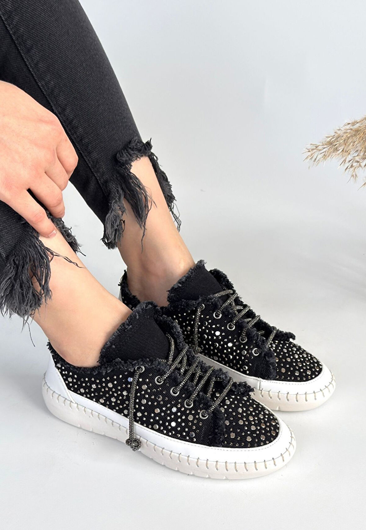 Ortopedik Topuk Dikenine Karşı Özel Üretim Bağcıklı Spor Ayakkabı Keten Siyah Topuk Boyu 1,5 Cm