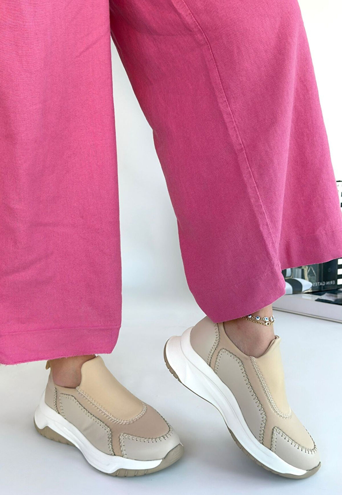 Beyaz Tabanlı Ortopedik Topuk Dikenine Karşı Özel Üretim Spor Ayakkabı Cilt Bej Topuk Boyu 4 Cm